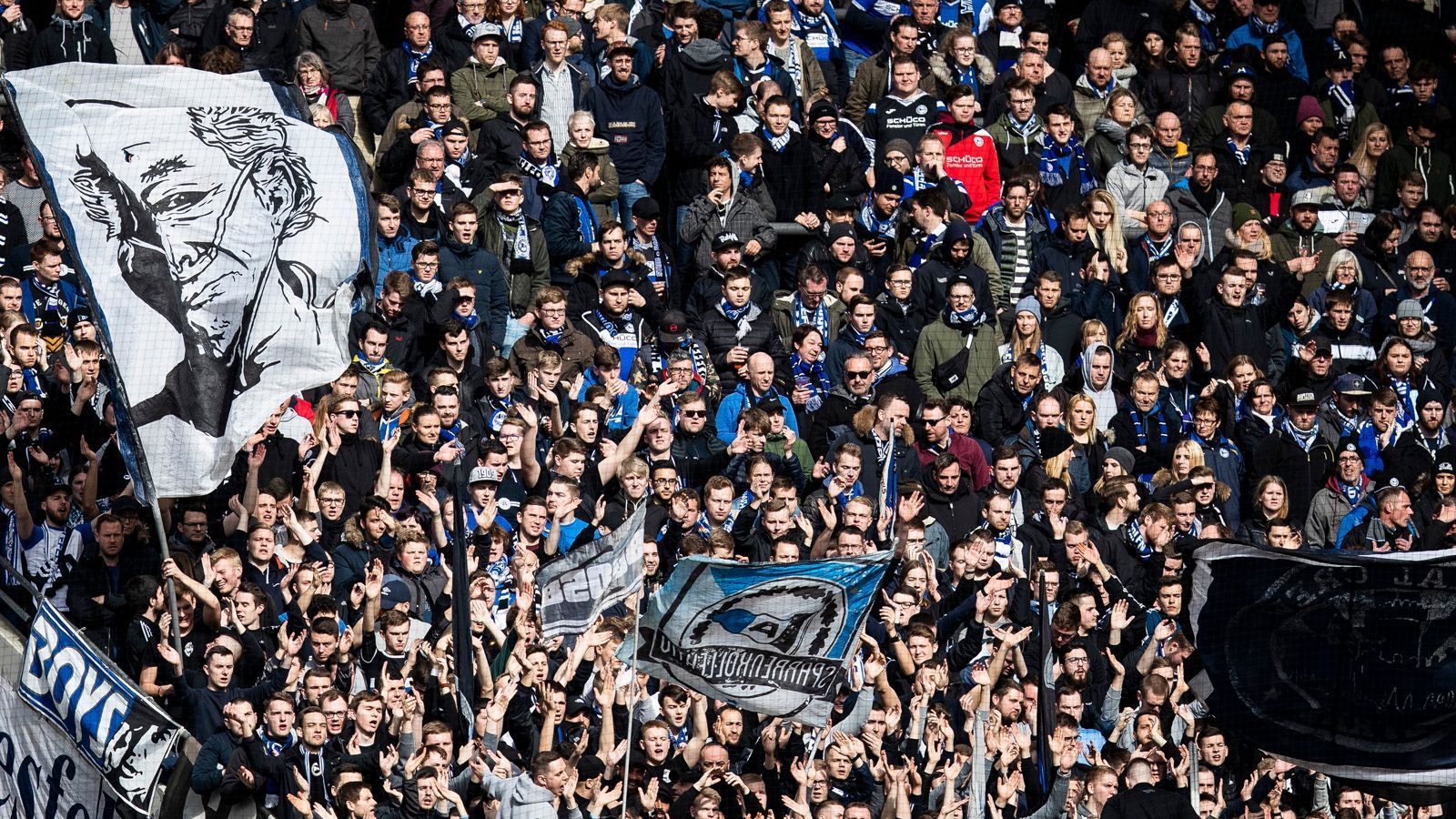 
                <strong>Arminia Bielefeld</strong><br>
                Die Arminia hat ihr Profi-Abteilung in die Arminia Bielefeld GmbH & Co. KGaA ausgegliedert. Der Verein selbst ist der größte Aktionär mit 71,4 %. Die restlichen 28,6 % hält das Bündnis Ostwestfalen. Das Bündnis besteht aus den Unternehmen Böllhoff Gruppe, DMG MORI AG, Dr. August Oetker KG, Gauselmann AG, Goldbeck GmbH, JAB JOSEF ANSTOETZ KG, Krombacher Brauerei GmbH & Co. KG, Lagardère Sports Germany GmbH, MöllerGroup, Schüco International KG sowie der Stockmeier Holding GmbH. Die Firmen halfen dem Verein maßgeblich, als dieser vor einigen Jahren einen immensen Schuldenberg angehäuft hatte.
              