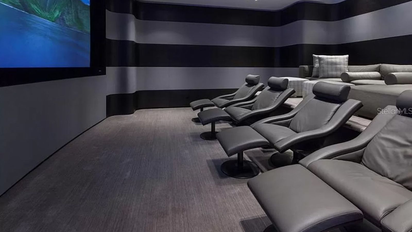 
                <strong>In Tampa: Die neue Villa von Gisele Bündchen und Tom Brady</strong><br>
                Ein eigener Raum für das Heim-Kino darf natürlich auch nicht fehlen. Zudem gibt es auch noch einen Fitnessraum. 
              