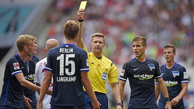 
                <strong>Tobias Welz (Wiesbaden)</strong><br>
                Tobias Welz (Wiesbaden): Der 38-jährige Hesse gab sein Referee-Debüt in der Bundesliga im August 2010 in der Partie Nürnberg gegen Freiburg, für die zweite Liga pfeift er bereits seit 2004. Der Polizist rückte 2013 zusammen mit Christian Dingert als FIFA-Schiedsrichter für die ausgeschiedenen Kircher und Weiner auf.
              