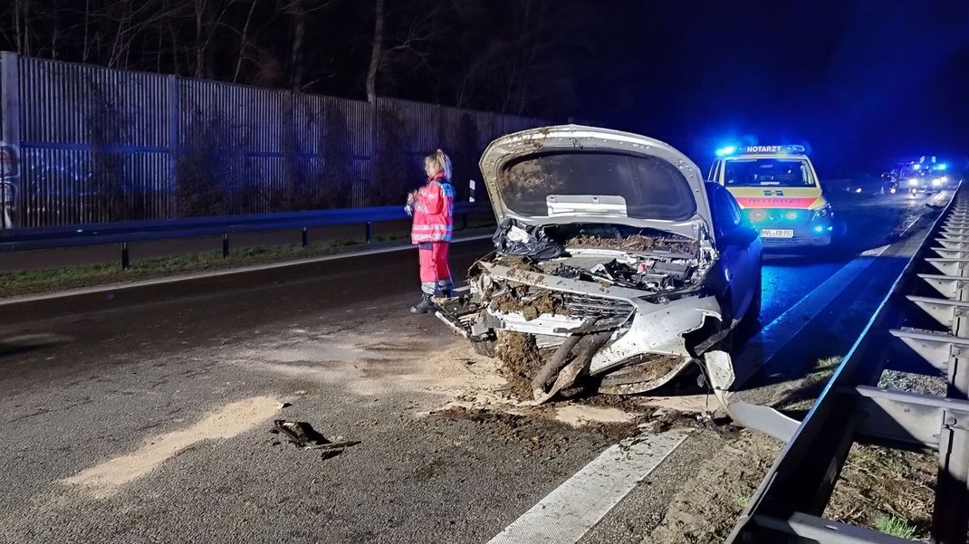 Unfall auf der B5 bei Berlin. Protestierende Bauern hatten in der Nacht auf Montag Mist und Gülle auf der Fahrbahn verteilt.