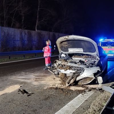 Unfall auf der B5 bei Berlin. Protestierende Bauern hatten in der Nacht auf Montag Mist und Gülle auf der Fahrbahn verteilt.