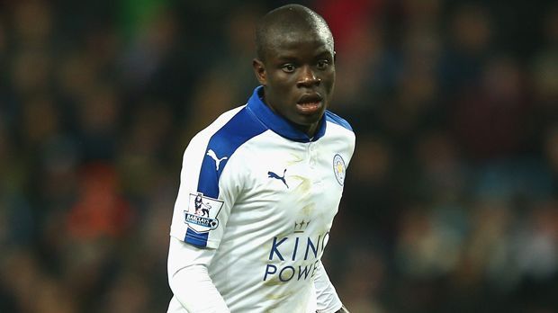 
                <strong>Mittelfeld - N'Golo Kante</strong><br>
                Mittelfeld - N'Golo Kante: Oft als heimlicher Star von Leicester City tituliert und als Bindungsglied zwischen Defensive und Offensive gefragt - N'Golo Kante ist neben Landsmann Payet in der Mittelfeldzentrale der Terry-Elf dabei. Der 25-Jährige wird auf der Insel als nächster Claude Makelele angesehen. Über 20 Torchancen kreierte er bislang. Zudem steht er bei knapp 50 Prozent gewonnener Zweikämpfe.
              