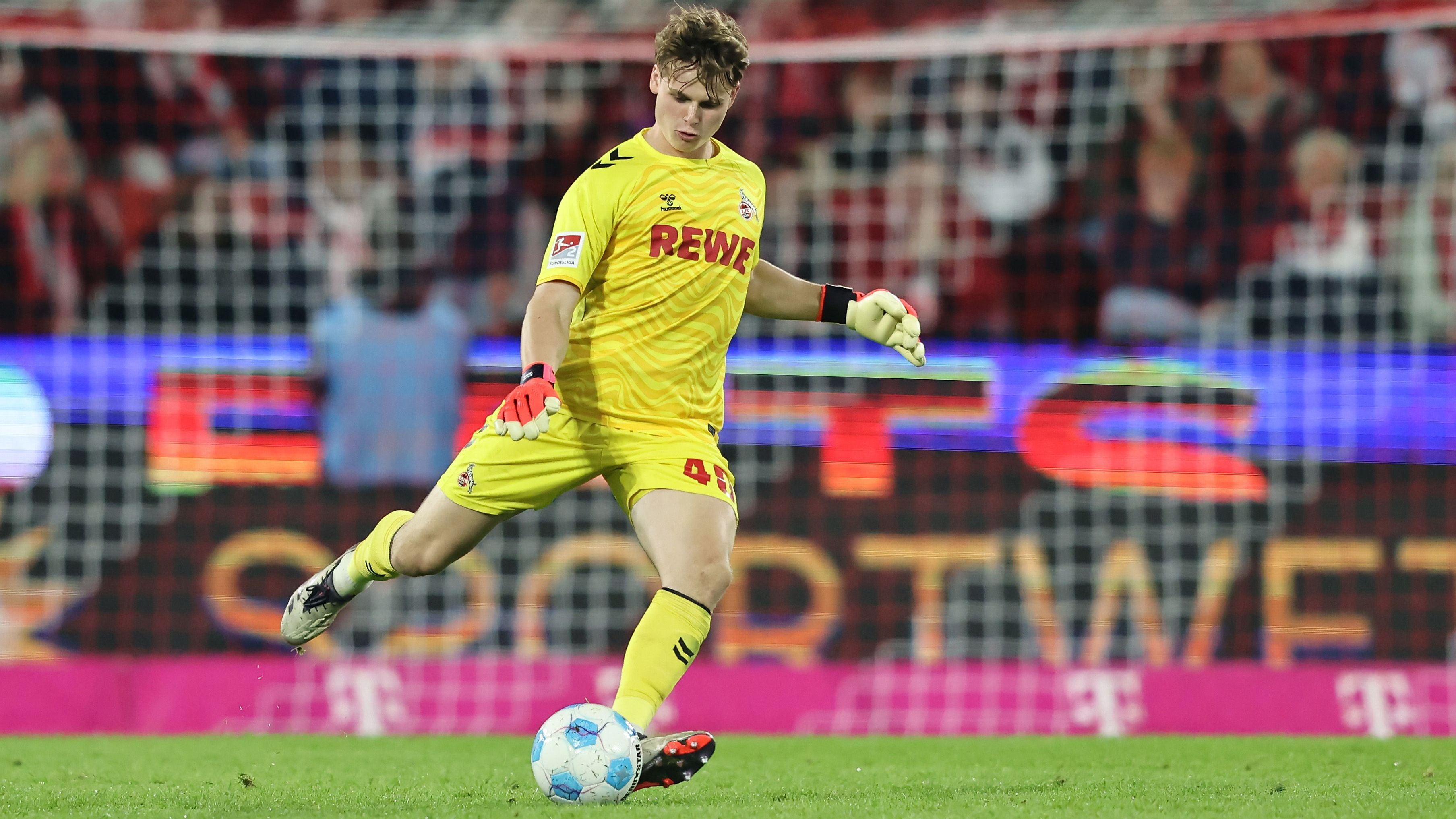 <strong>Jonas Urbig (1. FC Köln)</strong><br>Beim FC Bayern steht wohl Torwarttalent Jonas Urbig vom 1. FC Köln im Fokus. Laut "Bild" sollen die Münchner den U21-Nationalkeeper bereits in der Vorsaison während dessen Leihe in Fürth beobachtet haben, mittlerweile ist er Kölns Nummer zwei. Zudem gab es dem Bericht nach Gespräche zwischen dem Rekordmeister und Urbig, allerdings kein konkretes Angebot. Urbigs Vertrag in Köln läuft noch bis 2026.