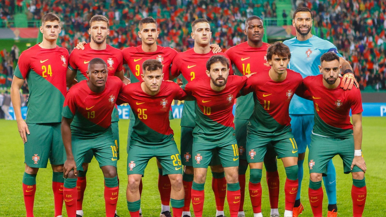 
                <strong>Platz 31: Portugal</strong><br>
                Was entsteht, wenn Trikot-Designer zu viel Zeit im FIFA-Karrieremodus verbringen, zeigt das Outfit der portugiesischen Nationalmannschaft. Schon tausendfach gesehen, absolut nicht innovativ und dazu ein Verbrechen am optischen Stilempfinden.
              