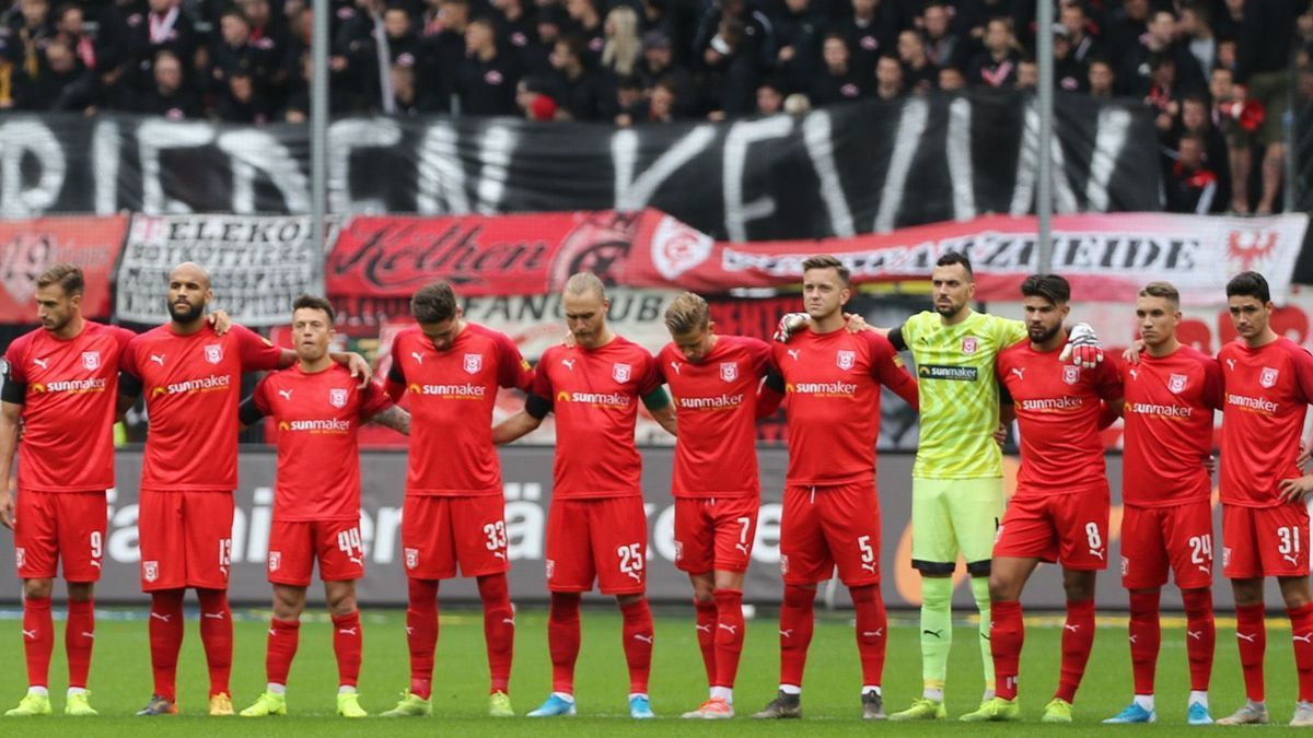 Der Hallescher FC wird beim Heimspiel gegen den SV Meppen in Gedenken an die Opfer des Anschlags vom 9. Oktober mit besonderen Trikots auflaufen.