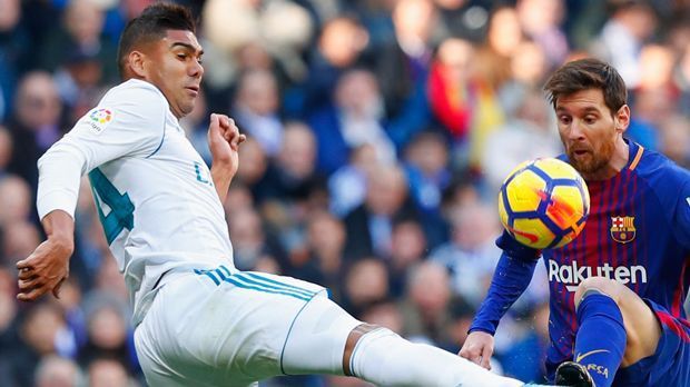 
                <strong>Casemiro</strong><br>
                Im offensiv ausgerichteten Mittelfeld der Königlichen sichert Casemiro vor allem ab. Das macht er in der ersten Halbzeit ordentlich. Aber in der zweiten Halbzeit kann er Barcas Gegentore nicht verhindern und wird ausgewechselt. ran-Note: 4
              