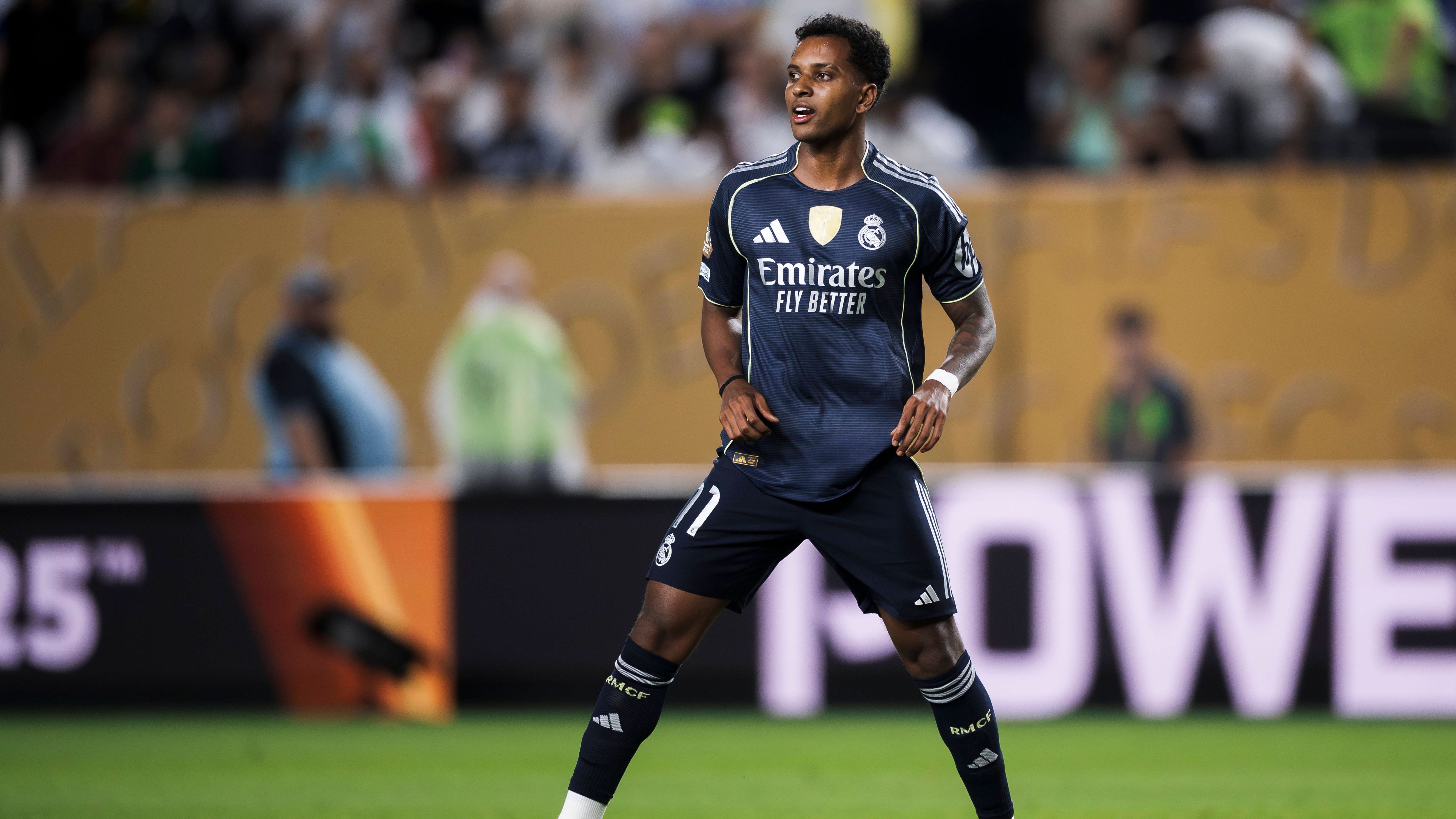 <em><strong>Rodrygo (Real Madrid)</strong><br>Ersetzt Real-Stürmer Rodrygo seinen brasilianischen Landsmann Savinho&nbsp; bei Manchester City? Laut Transferexperte Fabrizio Romano ist der Brasilianer offenbar weiterhin das Hauptziel der "Citizens" - aber nur, wenn Savinho den Klub wirklich verlässt. Der 21-Jährige wird von Premier-League-Konkurrent Tottenham Hotspur umworben und soll einem Wechel offen gegenüberstehen. Für Rodrygo müsste das Team von Trainer Pep Guardiola wohl bis zu 100 Millionen Euro auf den Tisch legen. Der Flügelspieler steht noch bis 2028 in Madrid unter Vertrag.</em>