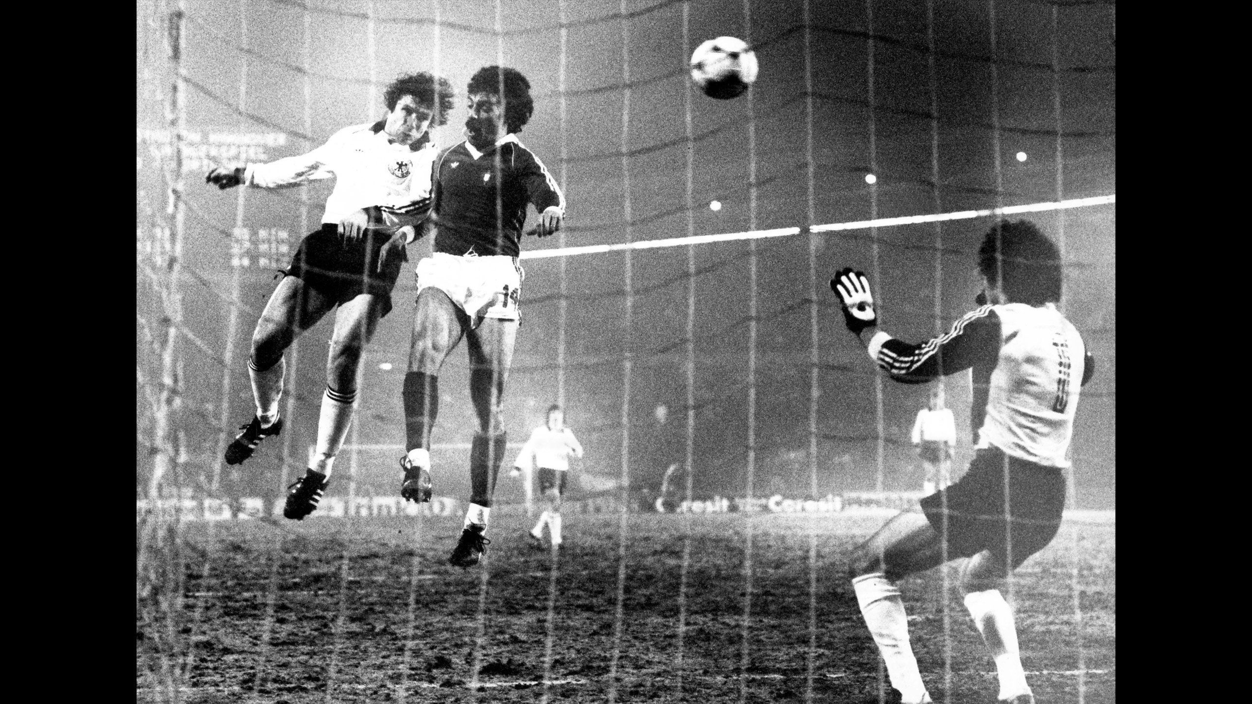 
                <strong>Testspiel 1982: GER - POR 3:1</strong><br>
                Im Vorfeld der Weltmeisterschaft 1982 trat die BRD zum Testspiel gegen die portugiesische Auswahl an. Schon damals hatte die deutsche Nationalmannschaft drei Siege aus vier Spielen gegen Portugal im Gepäck und setzte die erfolgreiche Serie fort. Klaus Fischer (Bild) traf zweimal auf dem Weg zum 3:1- Erfolg. Bei der anschließenden WM schaffte es die BRD bis ins Finale, verlor dort gegen Italien mit 1:3.
              