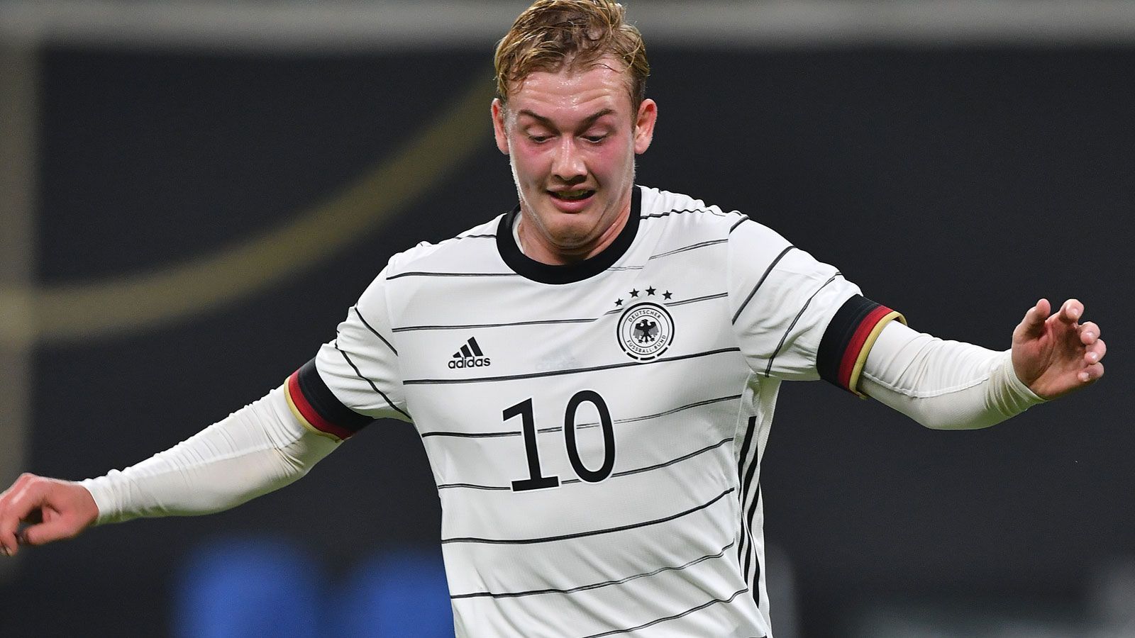 
                <strong>Wackelkandidat: Julian Brandt (Angriff, Borussia Dortmund)</strong><br>
                Für Julian Brandt ist das größte Problem in Dortmund wie im DFB-Team: Er bekommt keine Konstanz in seine Leistungen. Vom Potenzial her müsste er den Sprung in den 23er-Kader auf jeden Fall schaffen. Doch dass Löw ihn nach dem 1:0 über Tschechien sogar gewissermaßen in den Senkel stellte, ist Zeichen genug. Natürlich weiß auch der Bundestrainer, welches Niveau in Brandt schlummert. Doch letztlich wird er auch abwägen müssen, wie sicher der gebürtige Bremer dieses auch abruft.
              