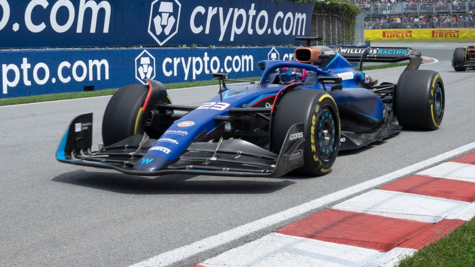 
                <strong>Gewinner: Alex Albon</strong><br>
                Wenn es um die Verteilung von WM-Punkten geht, dann denkt wohl kaum ein Formel-1-Fan an das Williams-Team. Seit Jahren schon gehört der Rennstall zu den Schlusslichtern. Beim Kanada-GP hat Alex Albon aber sehr deutlich gezeigt, dass durchaus was möglich ist. Der britisch-thailändische Rennfahrer lieferte sich enge Zweikämpft mit den McLaren, die er am Ende für sich entschied. Auch die eigentlich schnelleren George Russell und Esteban Ocon hielt er lange Zeit hinter sich. Zur Belohnung gab es Rang sieben und extrem wichtige Punkte nicht nur für ihn, sondern vor allem für seinen Rennstall.
              