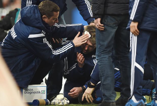 
                <strong>Feuerzeug</strong><br>
                Beim Spiel zwischen Schalke 04 und dem 1. FC Köln in der Veltins-Arena im Jahr 2014 wirft ein Zuschauer ein Feuerzeug in Richtung S04-Bank und trifft Co-Trainer Sven Hübscher.
              