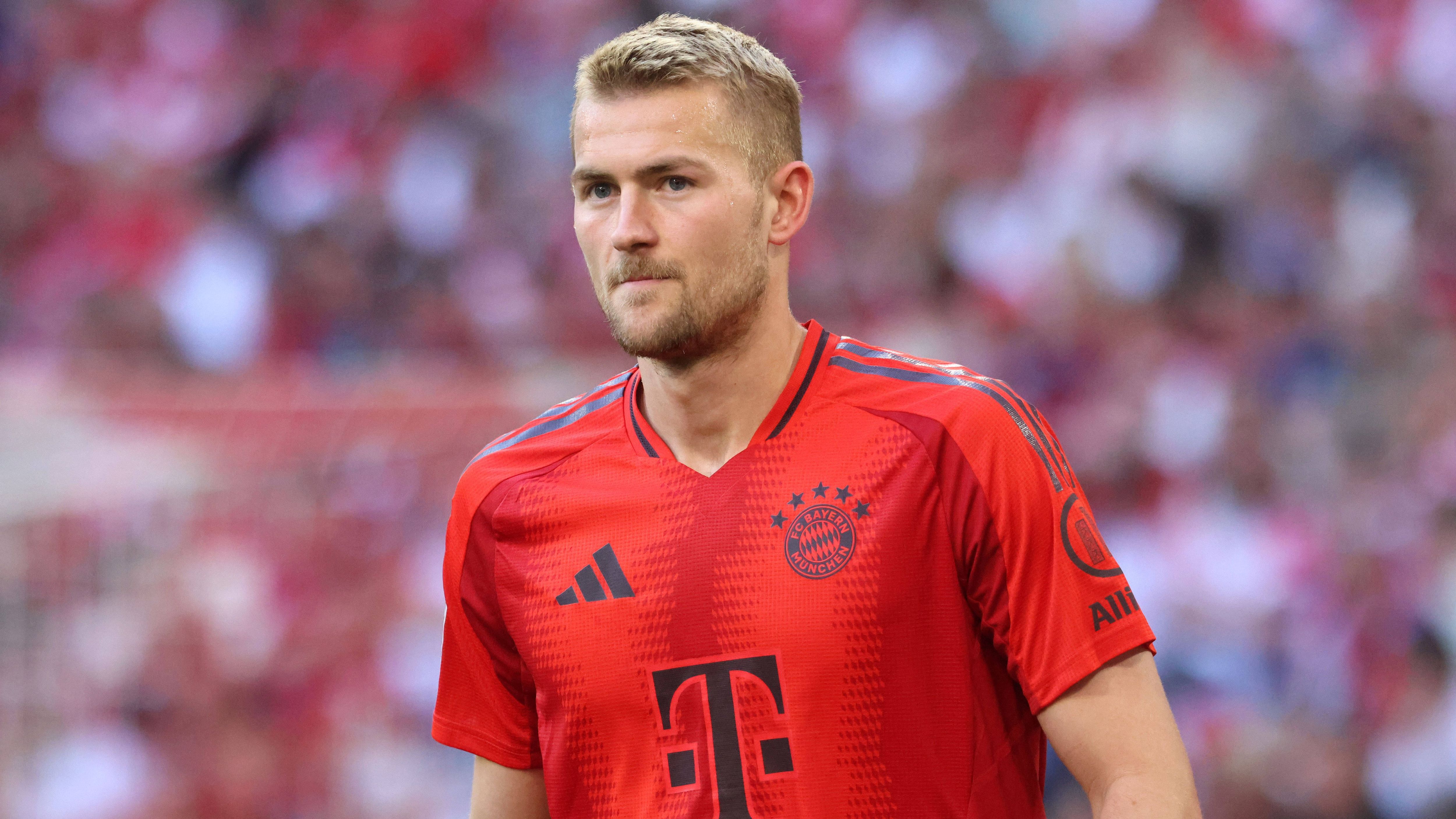 <strong>Er soll gehen: Mathijs de Ligt</strong><br>"Er hat sich bei Bayern nicht zum Leader entwickelt", resümierte Ex-Nationalspieler Holger Badstüber, de Ligts Karriere bei Bayern betreffend. So sehen das auch die Bosse: De Ligt darf gehen, das Preisschild liegt laut "Sky" bei 50 Millionen Euro - Manchester United gilt als sehr interessiert. Bei einem Verkauf des Niederländers soll Jonathan Tah das nächste Transferziel der Bayern sein.