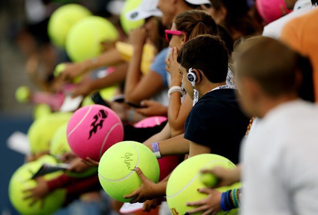 
                <strong>Die großen Tennisbälle </strong><br>
                Jeder Tennis-Fan hofft auf ein Autogramm von seinem Star und so warten sie geduldig mit ihren überdimensionalen Tennisbällen. 
              