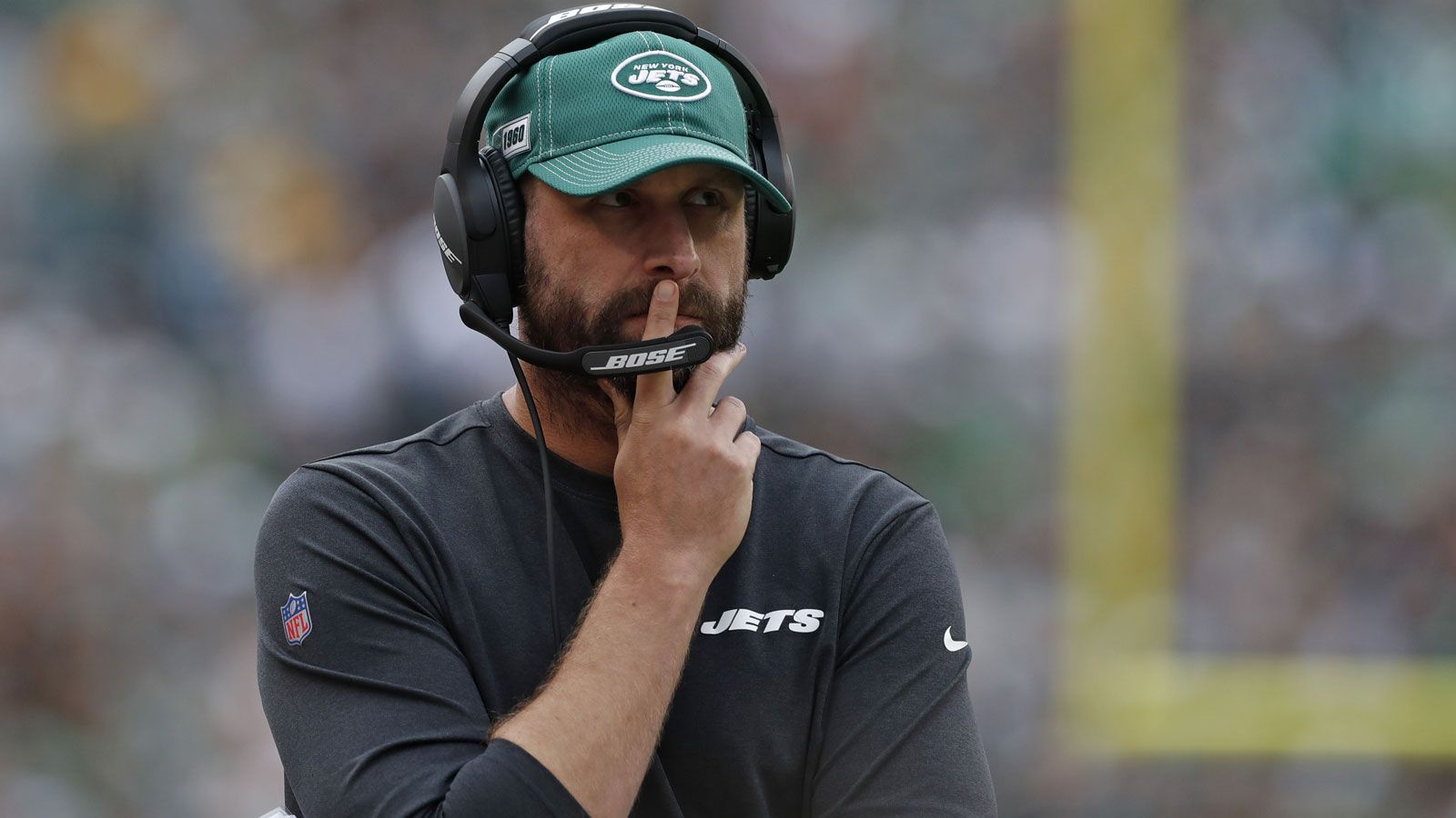 
                <strong>Verlierer: Adam Gase</strong><br>
                Für Gase hingegen wird die Aufgabe nun noch kniffliger, mit den Jets einen Erfolgsweg einzuschlagen. Im ersten Jahr des Head Coaches im "Big Apple" fing sich das Team nach einer katastrophalen ersten Saisonhälfte, nach der die Playoffs schon außer Reichweite waren. Nun verliert er seinen wohl wertvollsten Spieler, der ihm zuvor jegliche Führungsqualitäten abgesprochen hatte. Und genau deshalb dürfte Gase in der neuen Saison besonders unter Beobachtung stehen. Eine Aufgabe, um die der 42-Jährige keinesfalls zu beneiden ist - gerade, weil mit Adams enorm viel Qualität weggebrochen ist.
              