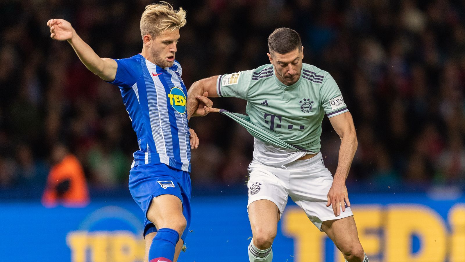 
                <strong>Hertha BSC - FC Bayern München 0:2</strong><br>
                Der FC Bayern München ist nach der Niederlage in Leverkusen angeschlagen - und dadurch ganz besonders gefährlich. Denn Hertha wird die Stehauf-Qualitäten des deutschen Rekordmeisters zu spüren bekommen, wenn sich Robert Lewandowski (re.) und Co. für die Pleite gegen Leverkusen rehabilitieren wollen. Zudem haben die Münchner auch noch eine Rechnung mit den Berlinern offen, die dem FCB in der Bundesliga-Hinrunde eine 0:2-Niederlage zufügten. Berlin wirkte beim 0:1 gegen Wolfsburg in der Bundesliga vor allem in der Offensive ziemlich harmlos. So wird es nichts mit der Pokal-Überraschung gegen die Bayern.
              