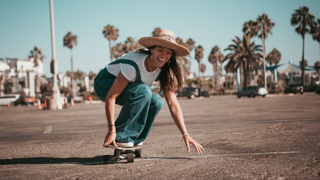 Du würdest auch gerne locker auf dem Skateboard durch die Stadt cruisen? Hier erfährst du, wie es geht.