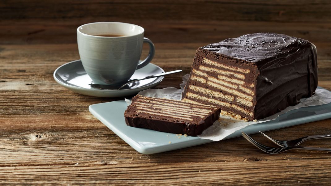 Der Schoko-Keks-Kuchen zählt für viele zum Lieblingskuchen aus Kindheitstagen - und ist auch heute noch ein Highlight für Groß und Klein.