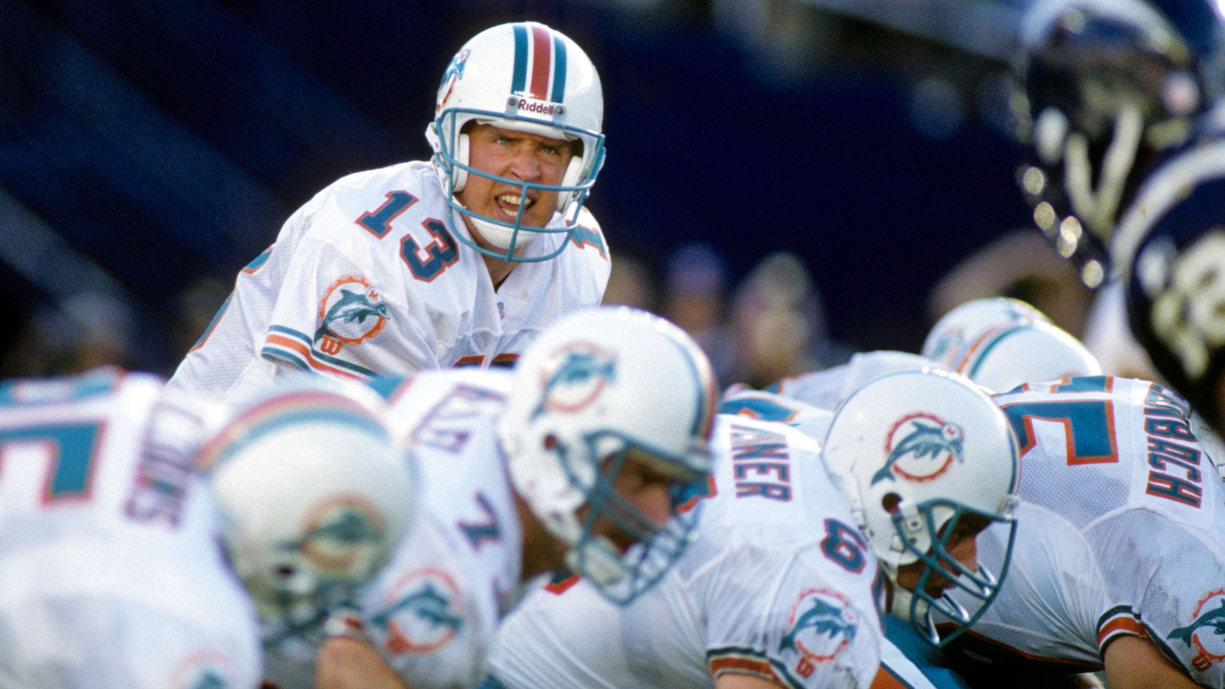 <strong>Miami Dolphins: Dan Marino (1994; 30 TDs)</strong><br>Dan Marino befand sich 1994 bereits in der zweiten Hälfte seiner Karriere. Die ganz großen Zeiten lagen bereits hinter ihm, er war aber immer noch zu besonderen Momenten fähig. Wer wird ihn bei den Dolphins in dieser Liste ablösen?