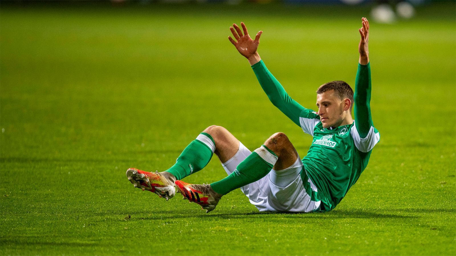 
                <strong>Werder Bremen - 14. Platz, 30 Punkte</strong><br>
                Den Gegensatz zur Mainzer Erfolgsserie bildet Werder Bremen. Noch vor wenigen Wochen hatte man nichts mit dem Abstieg zu tun, jetzt befindet sich die Mannschaft von Trainer Florian Kohfeldt nach sechs Niederlagen jedoch im freien Fall. Eine solche Pleitenserie gab es in der Vereinsgeschichte noch nie, das Vertrauen in die eigene Stärke ist im Keller. Es warten Spiele gegen Union Berlin (A), Leverkusen (H), Augsburg (A) und Gladbach (H). Zwischendrin die zusätzliche Belastung des Pokal-Halbfinals gegen Leipzig. Prognose: Es wird schwer für Werder - Relegation. 
              