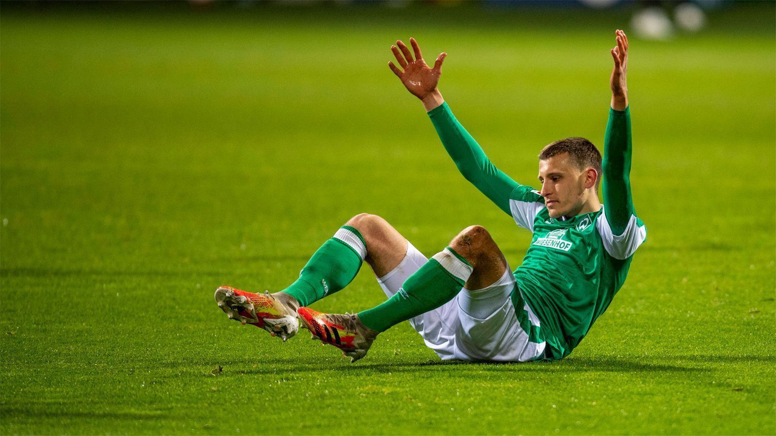 
                <strong>Werder Bremen - 14. Platz, 30 Punkte</strong><br>
                Den Gegensatz zur Mainzer Erfolgsserie bildet Werder Bremen. Noch vor wenigen Wochen hatte man nichts mit dem Abstieg zu tun, jetzt befindet sich die Mannschaft von Trainer Florian Kohfeldt nach sechs Niederlagen jedoch im freien Fall. Eine solche Pleitenserie gab es in der Vereinsgeschichte noch nie, das Vertrauen in die eigene Stärke ist im Keller. Es warten Spiele gegen Union Berlin (A), Leverkusen (H), Augsburg (A) und Gladbach (H). Zwischendrin die zusätzliche Belastung des Pokal-Halbfinals gegen Leipzig. Prognose: Es wird schwer für Werder - Relegation. 
              