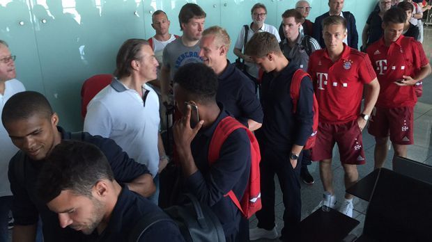 
                <strong>Der FC Bayern auf China-Tour</strong><br>
                Sebastian Rode macht das Anstehen gar nichts aus. Er hat auch trotzdem seinen Spaß. Und Julian Green? Der ist mal wieder mit dem Smartphone beschäftigt. Aber mal in einer ganz anderen Rolle. Er telefoniert!
              