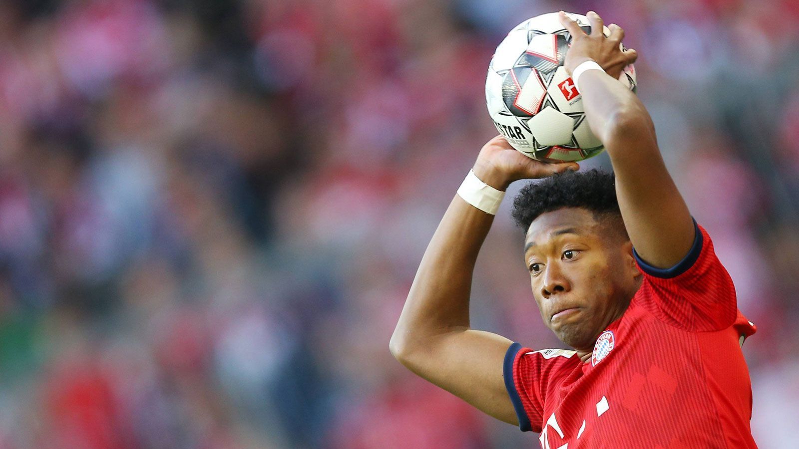 
                <strong>David Alaba (FC Bayern)</strong><br>
                Belebt die mit Rafinha zuletzt etwas behäbige linke Seite der Bayern deutlich. Darf zwar immer seltener mit "Bro" Ribery zusammenspielen, hat mit Coman aber längt einen zweiten Lieblingsfranzosen gefunden. Der Österreicher marschiert unentwegt mit nach vorne, je deutlicher der Spielstand, desto umtriebiger wird Alaba. Gleichzeitig hat er in der Defensive Sancho gut im Griff. ran-Note: 2
              