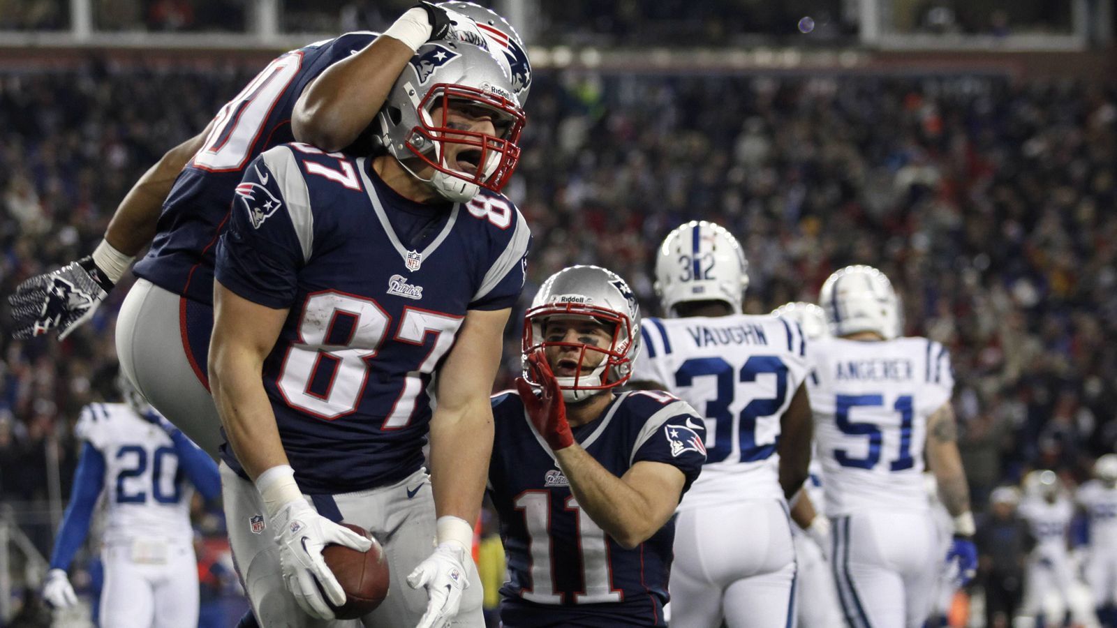 
                <strong>2012: Armbruch</strong><br>
                In Week 10 der Regular Season 2012 bricht sich Gronkowski gegen die Indianapolis Colts den linken Arm, als er versucht, einen PAT der Colts zu blocken. Gronk muss operiert werden und fällt fünf Spiele aus.
              