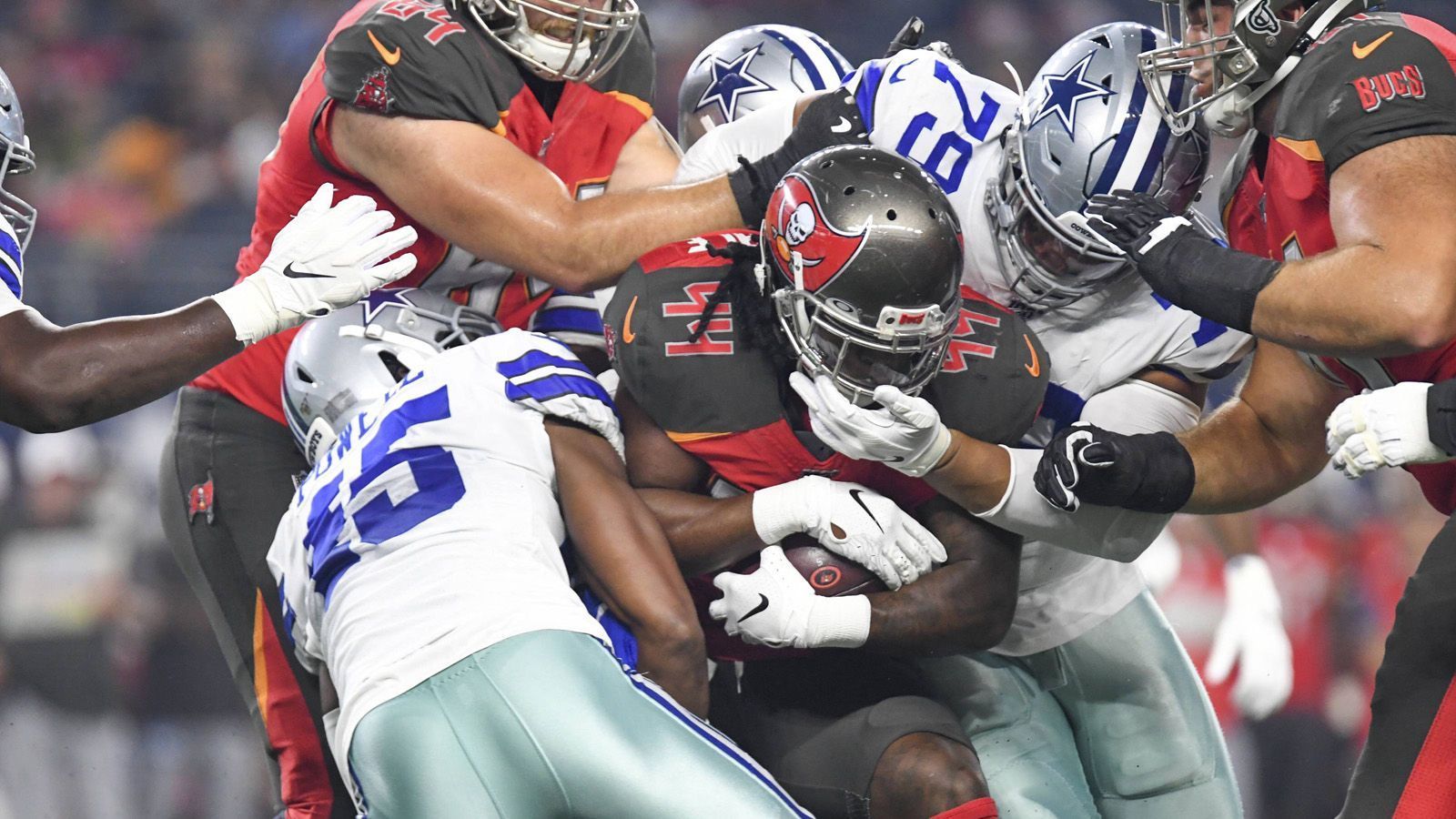 
                <strong>Wann beginnt die Saison?</strong><br>
                In der Nacht vom 9. auf den 10. September beginnt die NFL Saison 2021 mit dem Spiel der Tampa Bay Buccaneers gegen die Dallas Cowboys. Das Spiel wird live auf ProSieben und ran.de übertragen.
              
