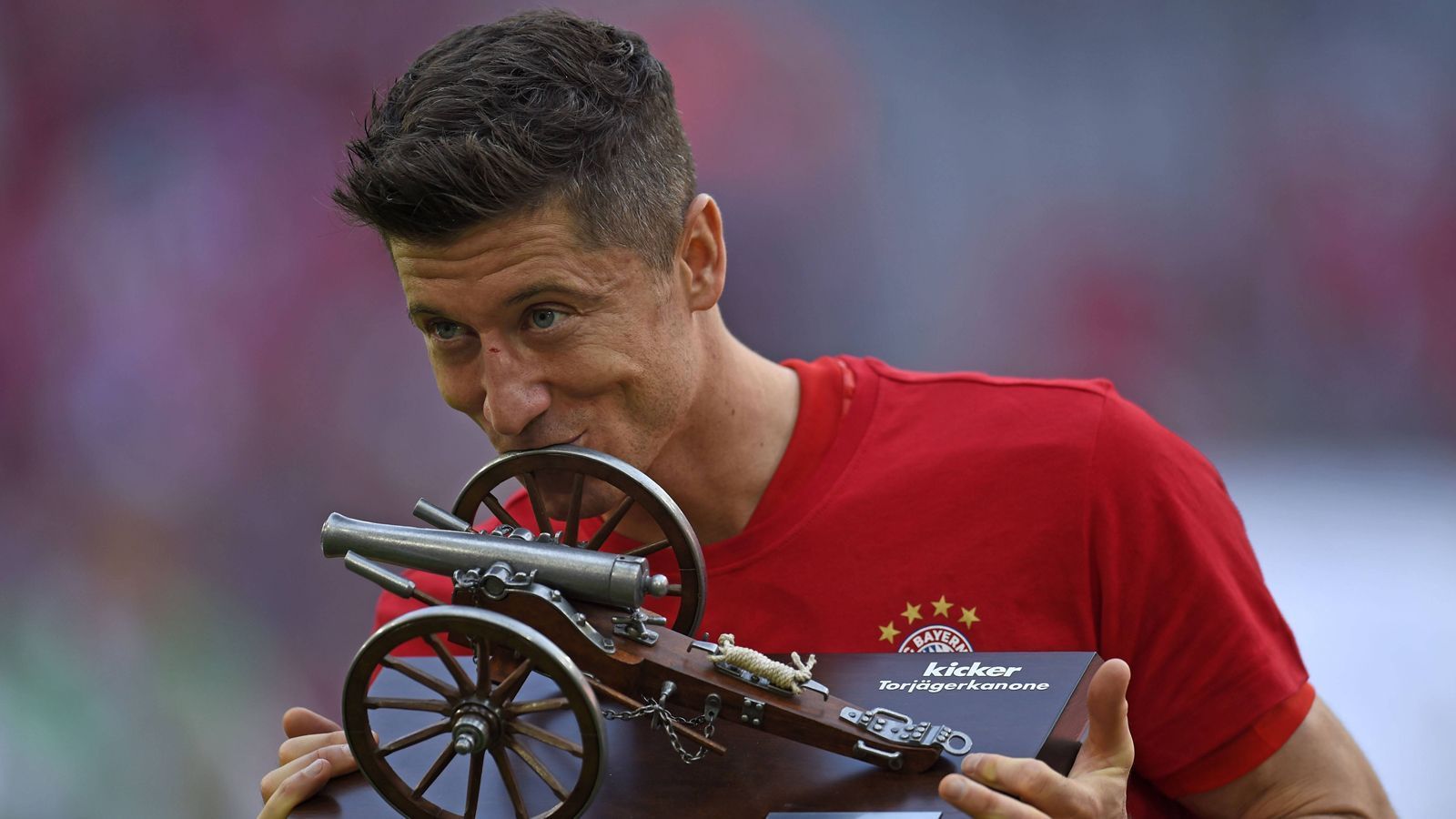 
                <strong>Christiansen, Kießling und Co..: Die vergessenen Torschützenkönige seit 2000</strong><br>
                Auch in dieser Bundesliga-Saison war Robert Lewandowski kaum zu stoppen. Der Pole erzielte bis zum 33. Spieltag 33 Tore und gewinnt damit sicher seine fünfte Torjägerkanone in den letzten sieben Jahren. Dabei war die Vergabe der dieser Trophäe nicht immer so klar wie in den letzten Jahren. Immer wieder finden sich Titelträger, die mittlerweile in Vergessenheit geraten sind. ran.de stellt euch sechs vergessene Bundesliga-Torschützenkönige aus den vergangenen 20 Jahren vor.
              