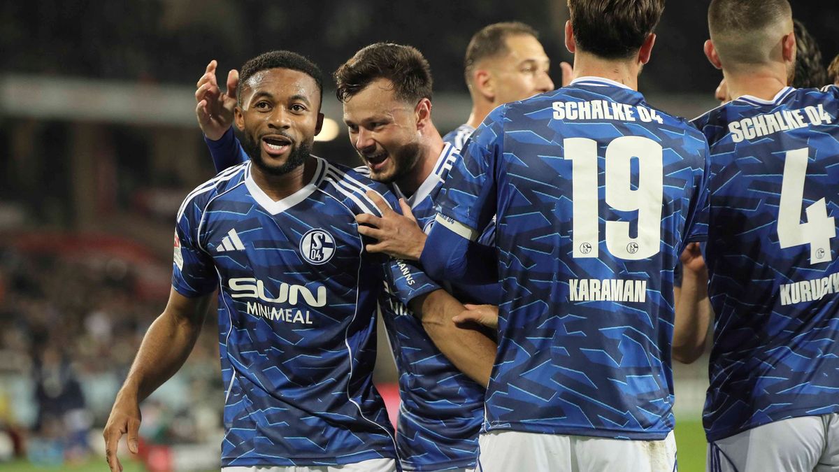 Foto : Torjubel bei Schalke , Moussa SYLLA (Schalke) trifft zum 0-2 Fussball 2. Liga , 9. Spieltag am Fr. 17.10.2025 Hannover 96 - Schalke 04 *** Photo Goal celebration at Schalke , Moussa SYLLA Sc...