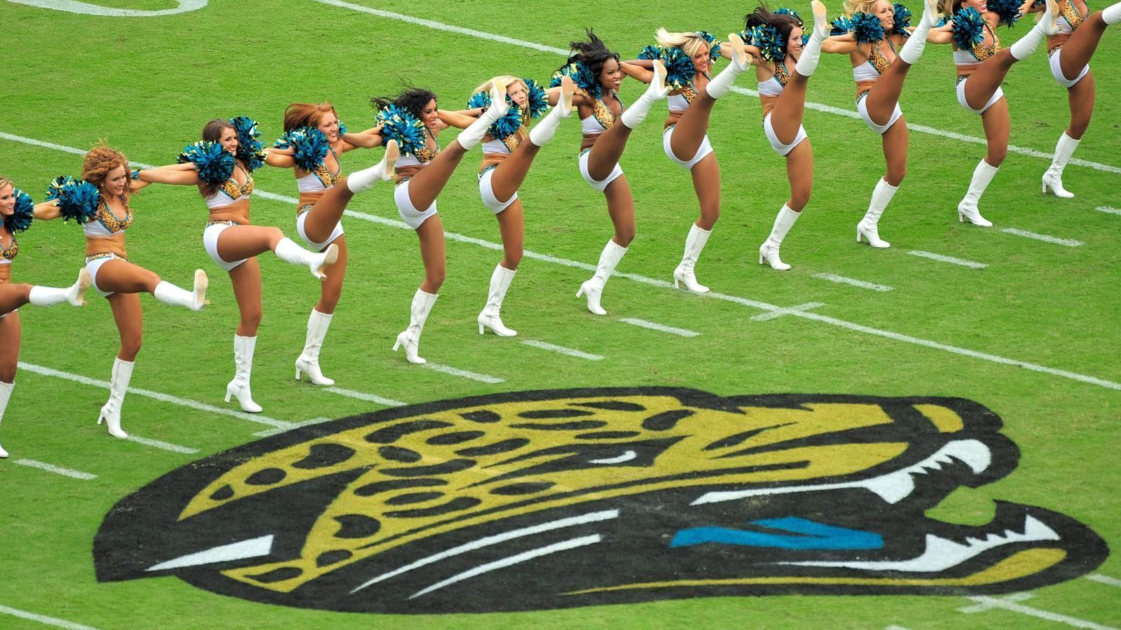 <strong>Jacksonville Jaguars</strong><br>
                Die Jacksonville Jaguars nehmen wie die Carolina Panthers erst seit 1995 am Spielbetrieb der NFL teil. Der Teamname wurde mit einem "Name the Team Contest" bestimmt. Zu den beliebtesten Vorschlägen zählten auch "Stingrays", "Sharks" und "Panthers". Letztendlich fiel die Wahl auf die Jaguars. Zu dieser Zeit war der älteste lebende Jaguar in Nordamerika nämlich im Zoo von Jacksonville beheimatet.
