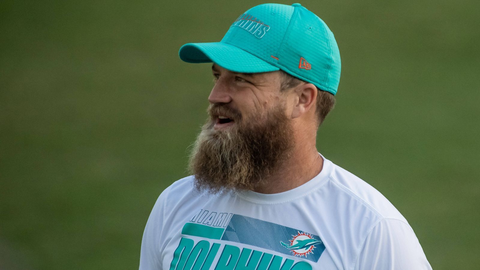 
                <strong>Ryan Fitzpatrick (Miami Dolphins) </strong><br>
                Ryan Fitzpatrick hat mit seinem spektakulären Spiel gegen die Las Vegas Raiders Eigenwerbung betrieben. Klar ist aber auch: Die Zukunft der Miami Dolphins gehört Tua Tagovailoa. Der Vertrag von Fitzpatrick läuft nach dieser Saison aus. Als Übergangslösung der Patriots wäre er der ideale Mann, weil er in Miami nicht nur auf dem Spielfeld funktioniert, sondern sich auch als erstklassiger Mentor von Tagovailoa erwies.    
              