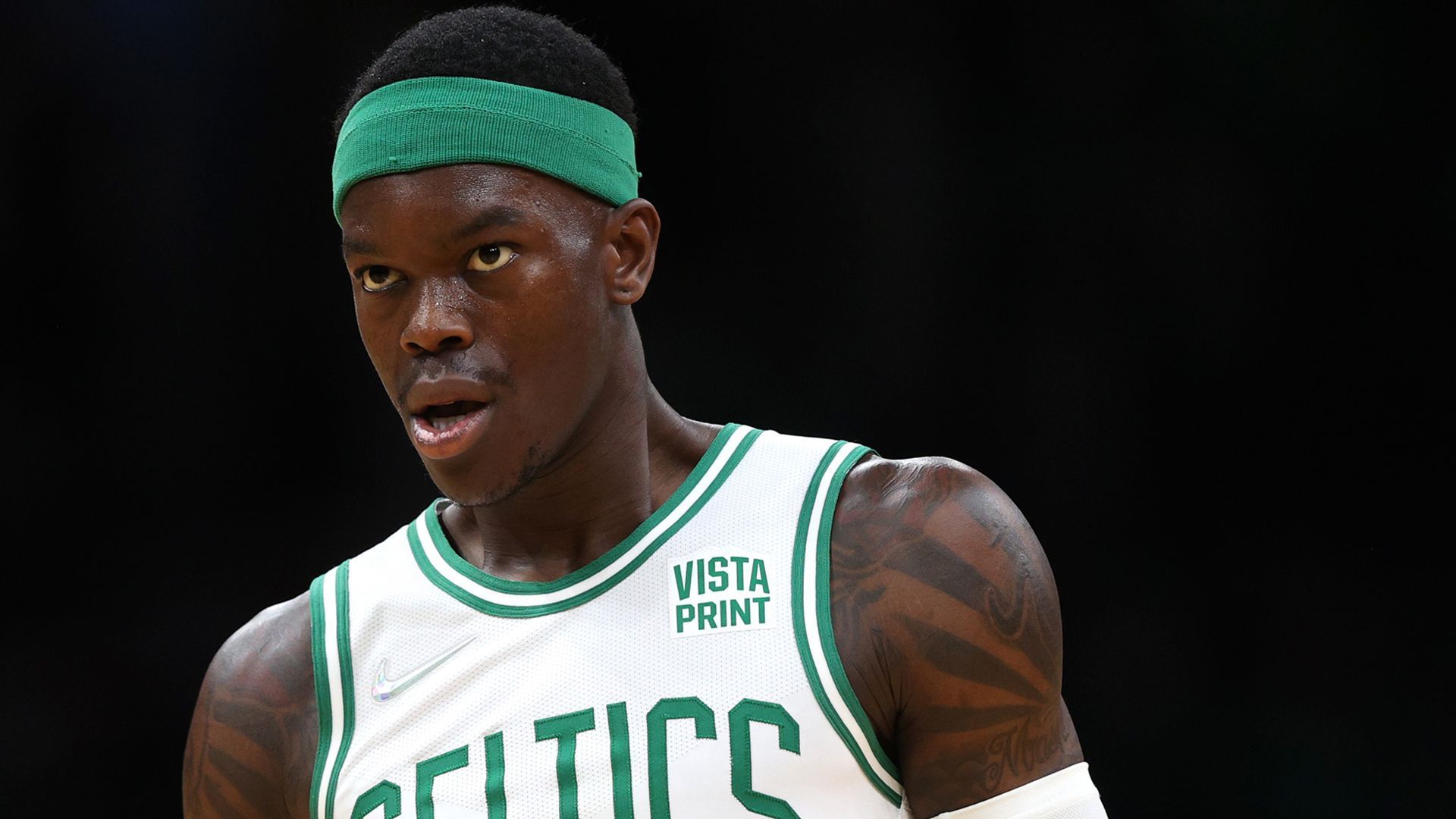 
                <strong>Dennis Schröder (Boston Celtics)</strong><br>
                Der mit Abstand medial am meisten beachtete deutsche NBA-Profi ist aktuell Dennis Schröder. Im Frühjahr lehnte er einen Vierjahresvertrag der Los Angeles Lakers über 84 Millionen US-Dollar ab - und verzockte sich damit gewaltig. Die erhofften großen Angebote blieben aus, der Point Guard unterschrieb für ein Jahr bei den Boston Celtics und kassiert dafür knapp sechs Millionen Dollar. 2022 will er den nächsten Angriff auf einen hoch dotierten Vertrag starten.
              