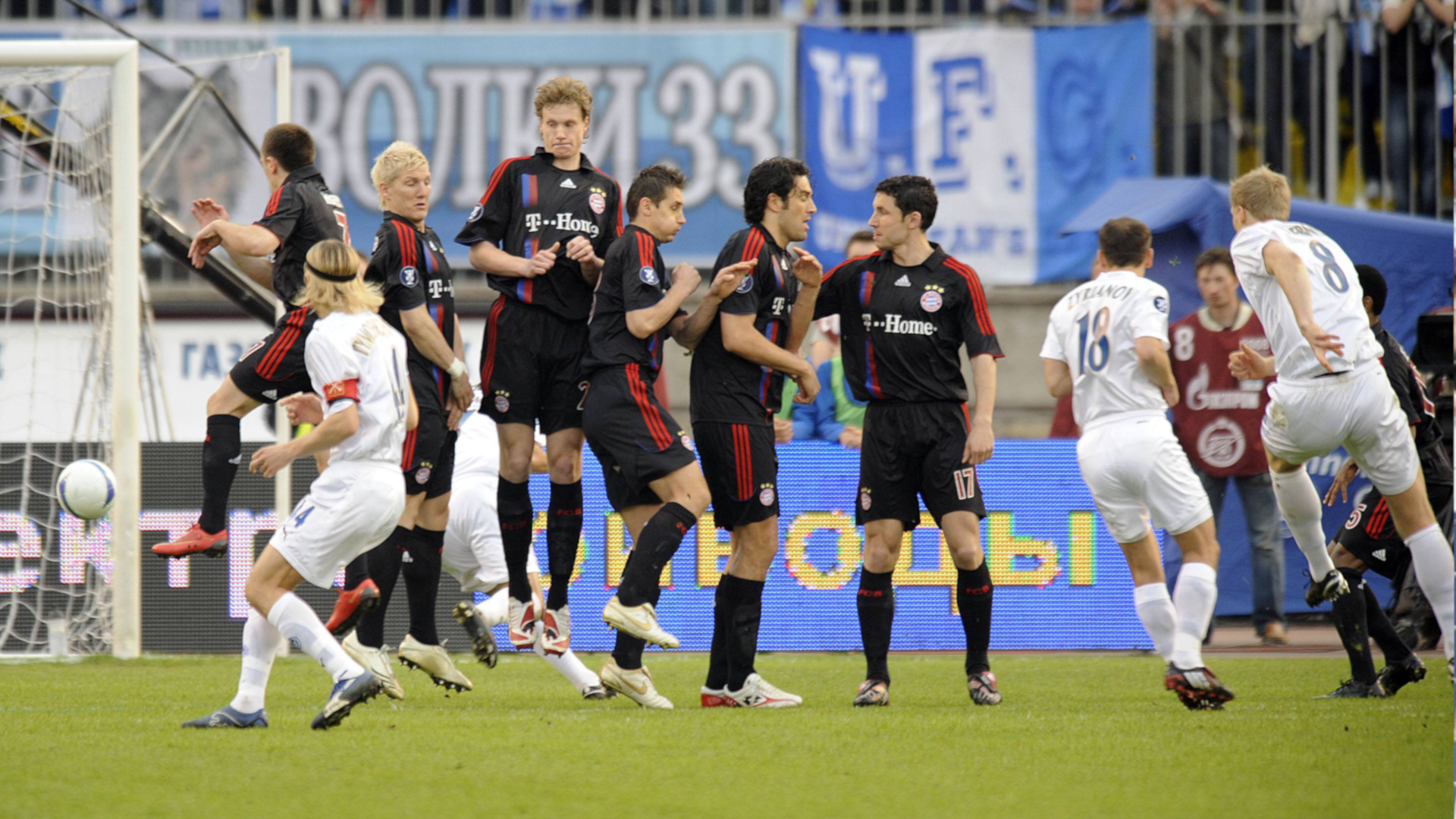 <strong>Zenit St. Petersburg - FC Bayern München 4:0 (2007/08)</strong><br>
                ... der haushohe Favorit auf den Sieg im UEFA Cup (heute Europa League) in Russland unterging. Nach dem trostlosen 1:1 im Hinspiel waren die Münchner im Rückspiel chancenlos. Zenit kickte die Bayern im Halbfinale mit einer 4:0-Lehrstunde aus dem Wettbewerb, der spätere VfB-Profi Pavel Pogrebnyak traf doppelt. Die Russen um Kapitän&nbsp;Anatolij Tymoschtschuk schnappten sich im Endspiel den Pokal. Der Ukrainer wechselte zwei Jahre später an die Isar.