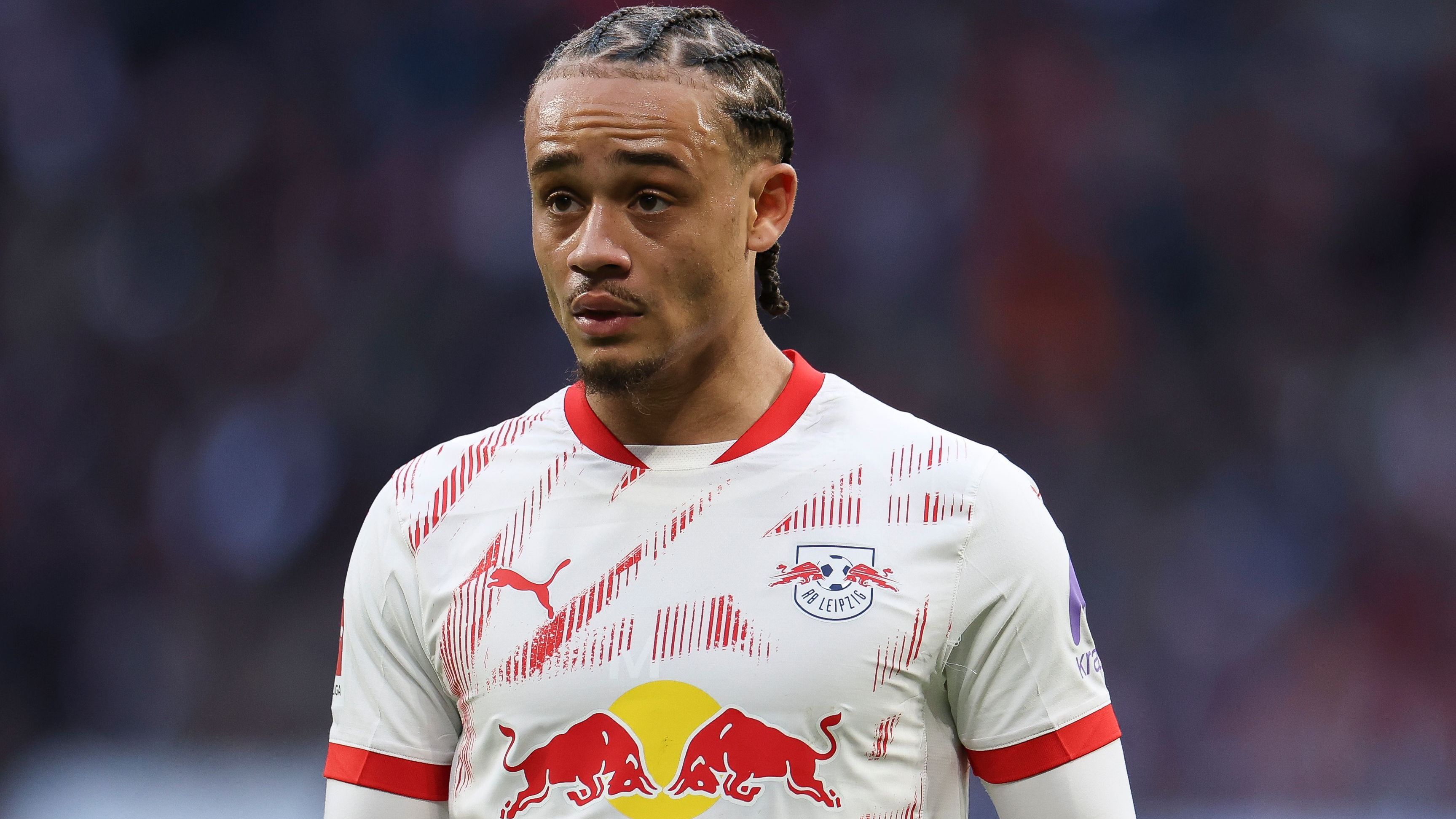 <strong>Xavi Simons (RB Leipzig)</strong><br>Bundesligist RB Leipzig macht den bisherigen Leihspieler Xavi Simons zum neuen Rekordtransfer. Laut "Bild" und "Sky" verpflichten die Sachsen den 21-jährigen Niederländer fest von seinem bisherigen Stammverein Paris St. Germain. Die Ablösesumme soll sich auf zunächst 50 Millionen Euro belaufen, womit Simons nun Loic Openda als bisherigen Rekordtransfer ...