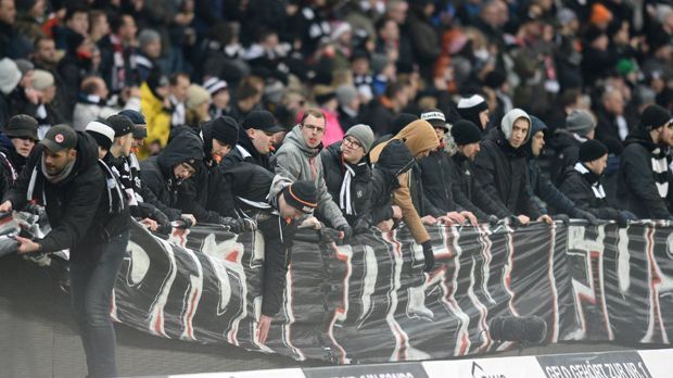 
                <strong>"Fehlt nur noch Helene": So protestieren die Eintracht-Fans gegen Montagsspiele</strong><br>
                
              