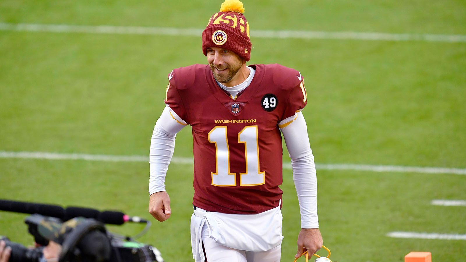 
                <strong>Alex Smith (Quarterback)</strong><br>
                Per Video hat Alex Smith auf seinem Instagram-Kanal seinen Abschied von der NFL erklärt. Zuletzt spielte der Quarterback beim Washington Football Team. Eine schwerwiegende Beinverletzung, bei der er nur knapp einer Amputation entkam, hätte beinahe vorzeitig seine Karriere beendet. Doch Smith kämpfte sich in einer lange andauernden Reha zurück und gab in der vergangenen Saison gegen die Los Angeles Rams sein Comeback. In seinem Video blickte Smith auf die Zeit in der NFL zurück. "Vor zwei Jahren saß ich im Rollstuhl und blickte auf mein eingegipstes Bein und wusste nicht, ob ich jemals wieder laufen kann oder mit meinen Kindern im Garten spielen kann", sagte Smith über seine Beinverletzung. "Ich habe fast alles verloren, doch der Football ließ mich nicht aufgeben. Weil es mehr als ein Spiel ist", so Smith weiter. Der 36-Jährige meinte, dass es darum gehe "voll hinter einer größeren Sache zu stehen". 2005 wurde der Quarterback als Nummer-Eins-Pick gedraftet und spielte bis 2012 bei den San Francisco 49ers, von 2013 bis 2017 bei den Kansas City Chiefs und bis zur vergangenen Saison beim Washington Football Team.
              