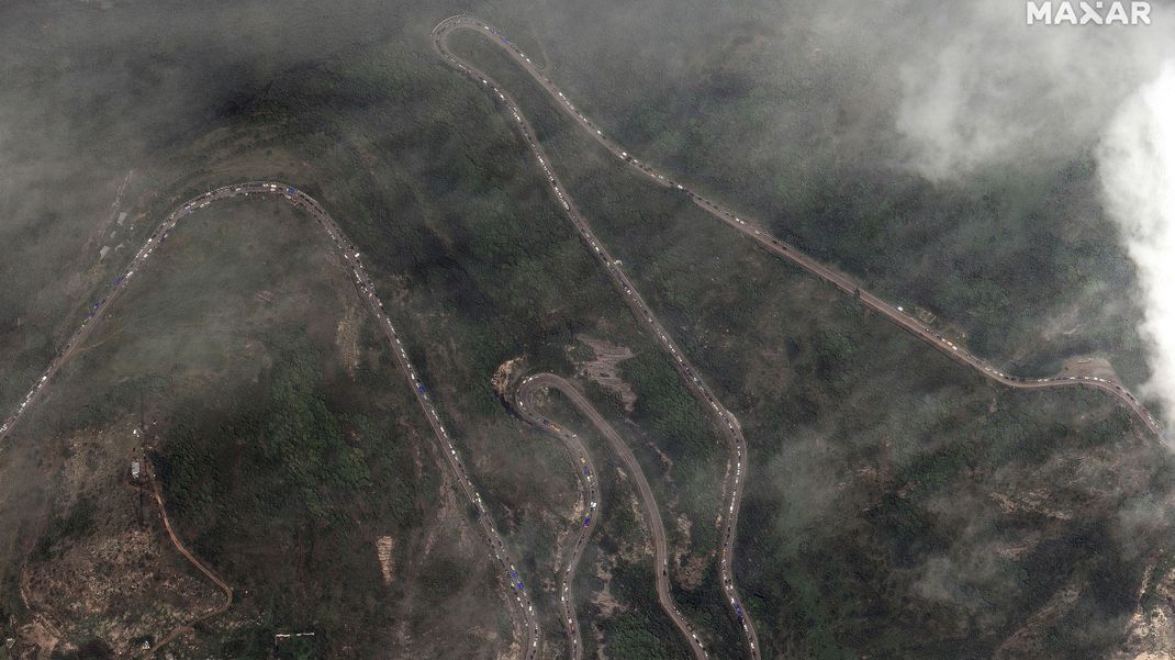 Auf Satellitenbildern ist ein langer Stau entlang des Latschin-Korridors in der Region Bergkarabach zu sehen.