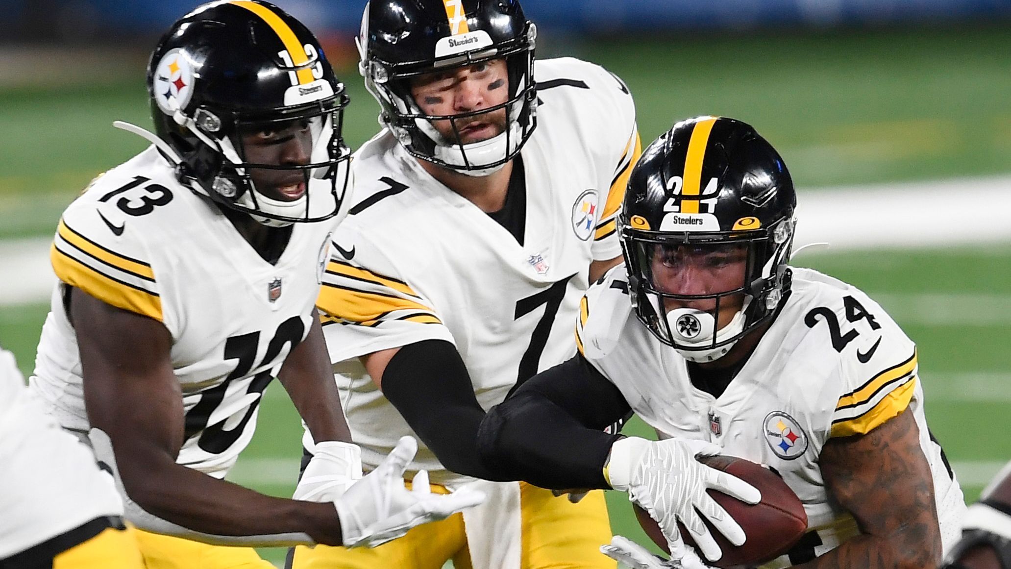 
                <strong>Gewinner: Pittsburgh Steelers</strong><br>
                Quarterback Ben Roethlisberger (21/32, 229 Passing Yards, 3 Passing Touchdowns) is back – und wie! Nach langwieriger Verletzungspause kehrte der Routinier gegen die New York Giants beim 26:16 eindrucksvoll zurück und gab direkt die Antwort auf die Frage, ob er auch mit 38 Jahren die Steelers noch tragen kann. Das Zusammenspiel mit seinem Nummer-eins-Receiver JuJu Smith-Schuster (6 Receptions, 69 Receiving Yards, 2 TDs) machte einen sehr guten Eindruck. Big Ben selbst äußerte sich nach dem gelungenen Auftakt begeistert und betonte nochmals, wie gut und verletzungsfrei sich sein Körper anfühlen würde. In Kombination mit dem großen Potenzial der Defense, auch wenn sie an diesem Tag drei gegnerischen Spielern jeweils sechs Receptions erlaubte, ist mit den Steelers wieder zu rechnen im Playoff-Rennen.
              