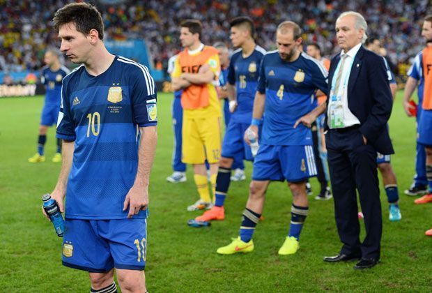 
                <strong>Lionel Messi: 2014</strong><br>
                Mit Argentinien verlierte er das WM-Finale gegen Deutschland, wird aber immerhin zum Spielers des Turniers gekrönt. Im Verein trifft er wie gewohnt nach Belieben und stellt in der Champions League mit insgesamt 71 Treffern den Torrekord von Raul ein.
              