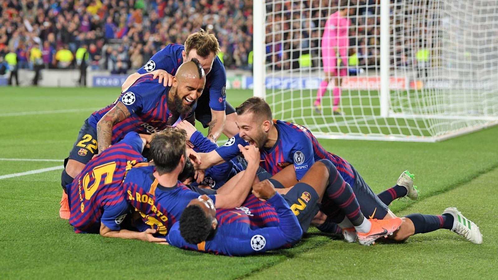 
                <strong>Barcelona steht mit mehr als einem Bein im Finale</strong><br>
                Die Freude auf Seiten der Katalanen ist beinahe grenzenlos. Der FC Barcelona feiert seinen Superstar Lionel Messi. Denn dank ihm stehen die Spanier schon vor dem Rückspiel mit mehr als nur einem Bein im Finale der Champions League.
              