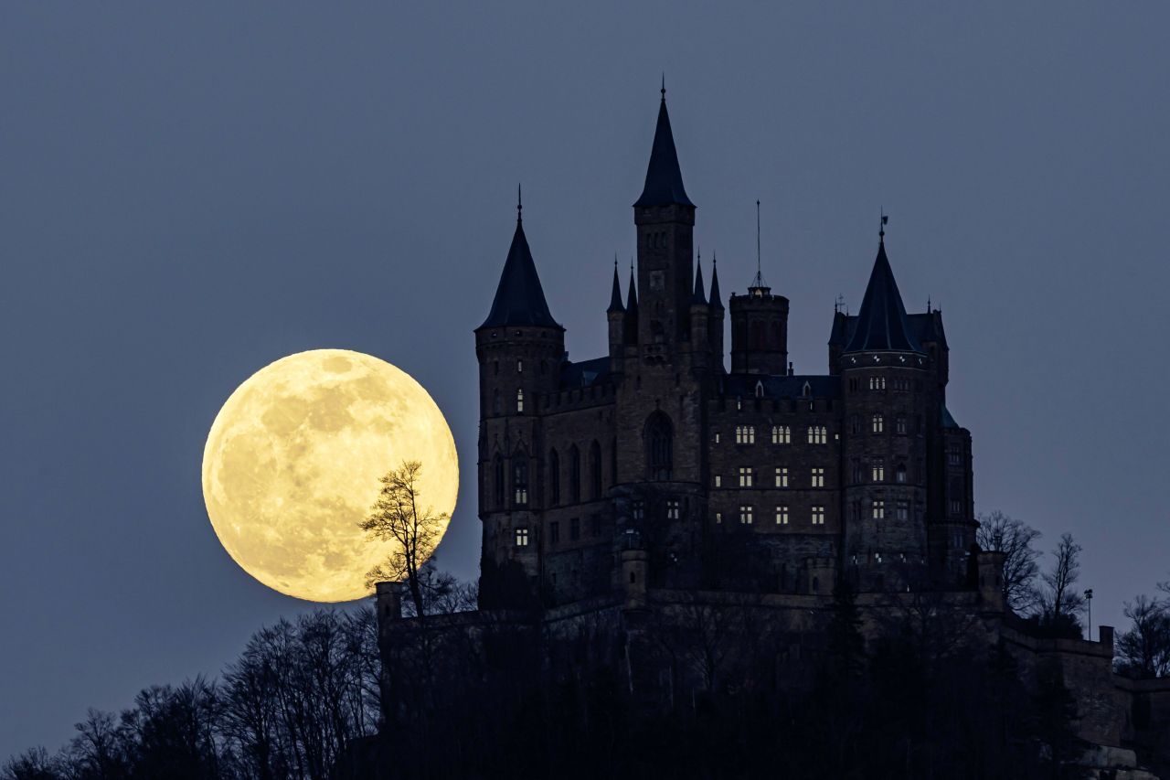 Auch dieses Foto wurde mit einer geeigneten Kamera geschossen. Das Foto zeigt den Supermond im Juni 2022 vor der Burg Hohenzollern in Baden-Württemberg.