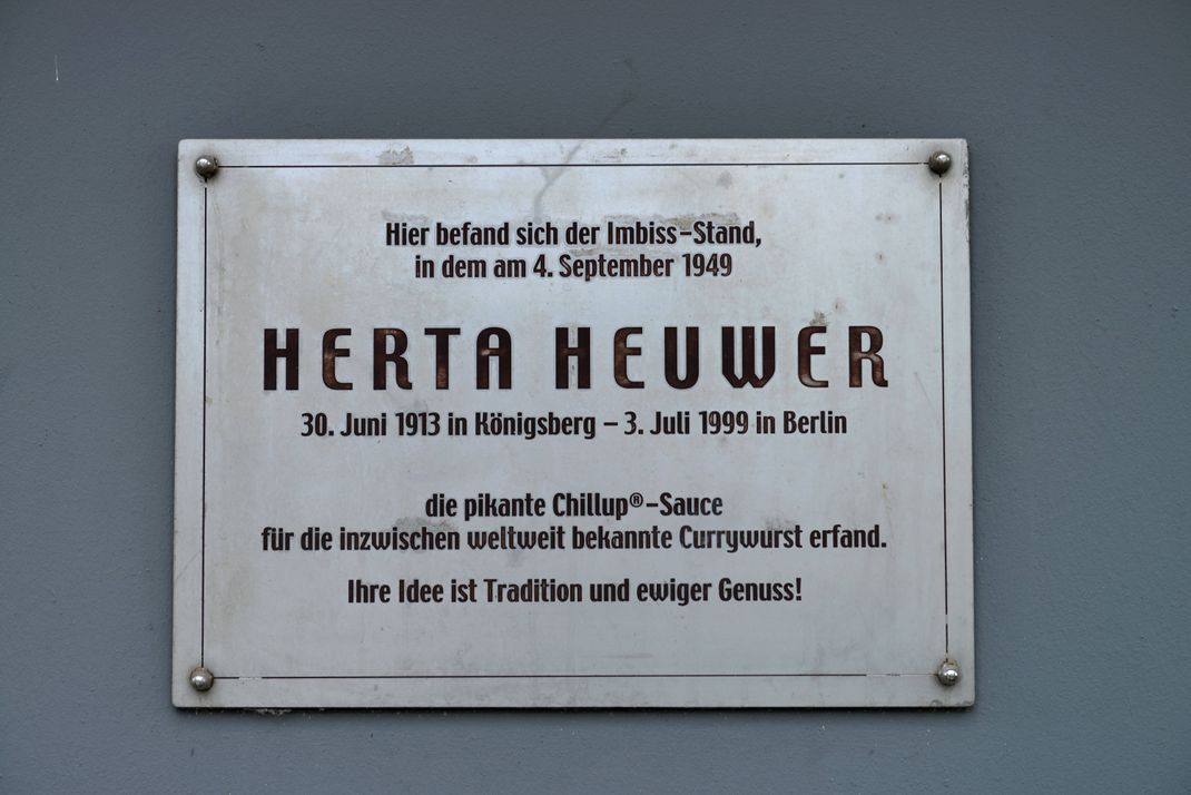 Gedenk-Tafel für Herta Heuwer in Berlin, die als Erfinderin der Currywurst gilt.