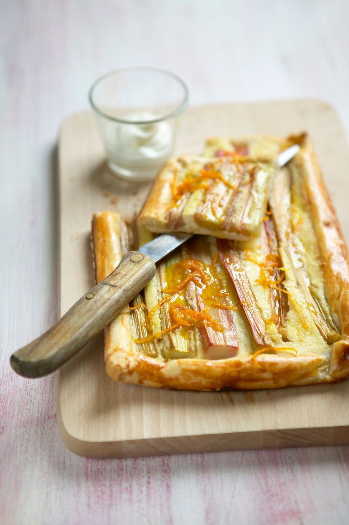 Enie backt: Rezept-Bild Rhabarberkuchen mit Orangenschale	