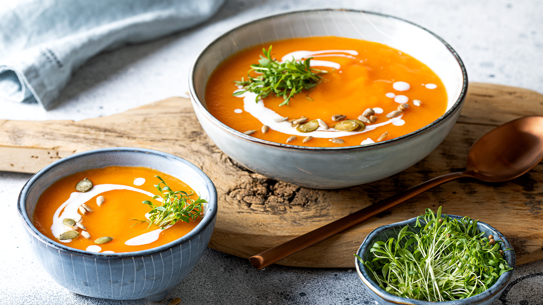 Kürbissuppe geht immer! Probier doch mal diese kreative Variante mit Apfelkompott - einfach zuzubereiten und lecker im Geschmack.