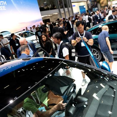 Messebesucher schauen sich während der Automobil-Ausstellung IAA MOBILITY 2023 in München am Messestand von BYD die aktuellen Autos aus China an. 