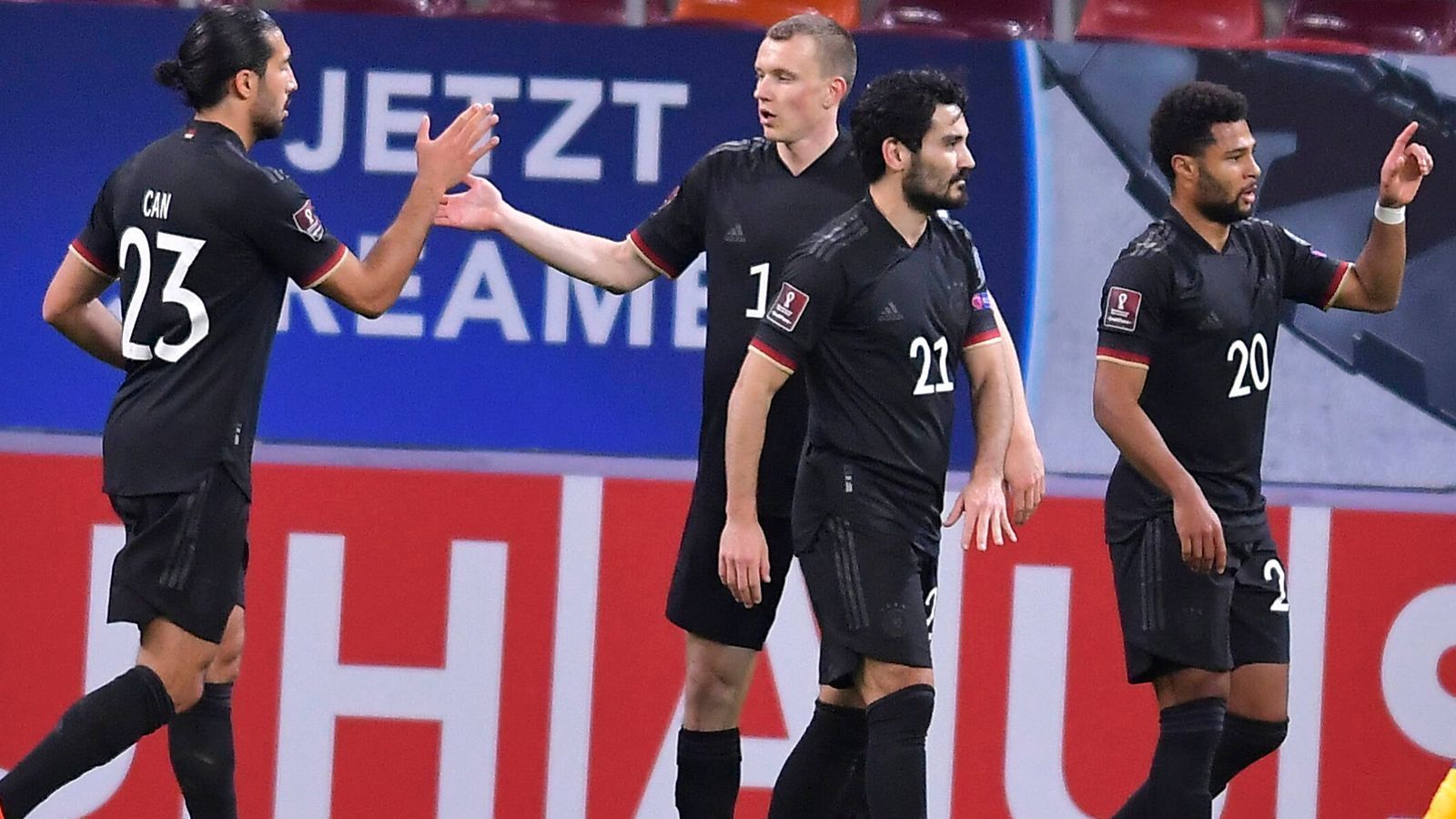 
                <strong>Das DFB-Team gegen Rumänien in der Einzelkritik</strong><br>
                Deutschland erledigt seine Pflichtaufgabe und siegt glanzlos in Rumänien (1:0), weil Joshua Kimmich zugestellt wird und andere nicht in die Bresche springen. Ein Innenverteidiger und die Falsche Neun sind die größten Gewinner der Partie. Leroy Sane agiert unglücklich. Die DFB-Stars in der Einzelkritik.
              