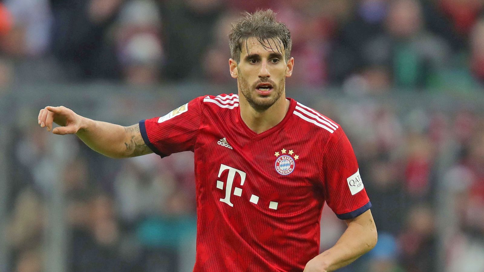 
                <strong>Zentrales Mittelfeld: Javi Martinez</strong><br>
                Was war das Geschrei groß, als der FC Bayern im August 2012 40 Millionen für Javi Martinez an Athletic Bilbao überwies. Damals Rekordsumme. Und das für einen Spieler, den maximal die auf das Baskenland spezialisierte Fußball-Experten kannten. Neun Monate später war dann aber auch jedem klar: Martinez war das Puzzleteil, das den Bayern für den Champions-League-Triumph gefehlt hatte. Der personifizierte Staubsauger und Zweikampfriese hielt dem Virtuosen Schweinsteiger in der damals besten Doppelsechs der Welt den Rücken frei, entzog im CL-Halbfinale 2012/13 Barcelonas Schaltzentrale um Xavi, Iniesta und Busquets quasi im Alleingang den Strom. So langsam kommt Martinez zwar in die Jahre, ist nicht mehr ganz so gefragt wie einst, doch noch immer geht ein Raunen durch die Arena, wenn der Spanier zur Grätsche ansetzt.
              