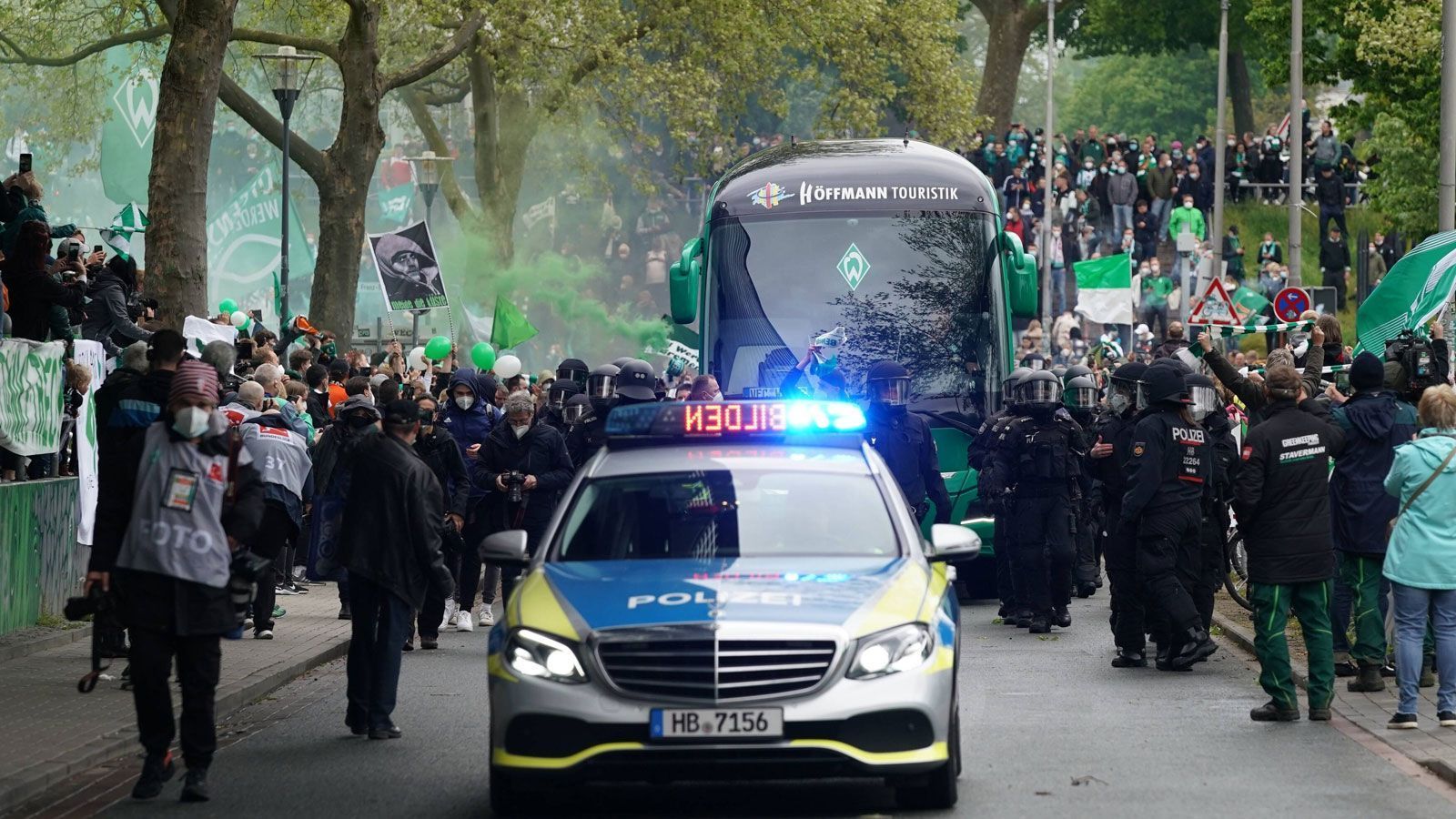 
                <strong>Bremen: Platz da für den Mannschaftsbus</strong><br>
                Der Mannschaftsbus musste sich seinen Weg durch die Fans bahnen.
              