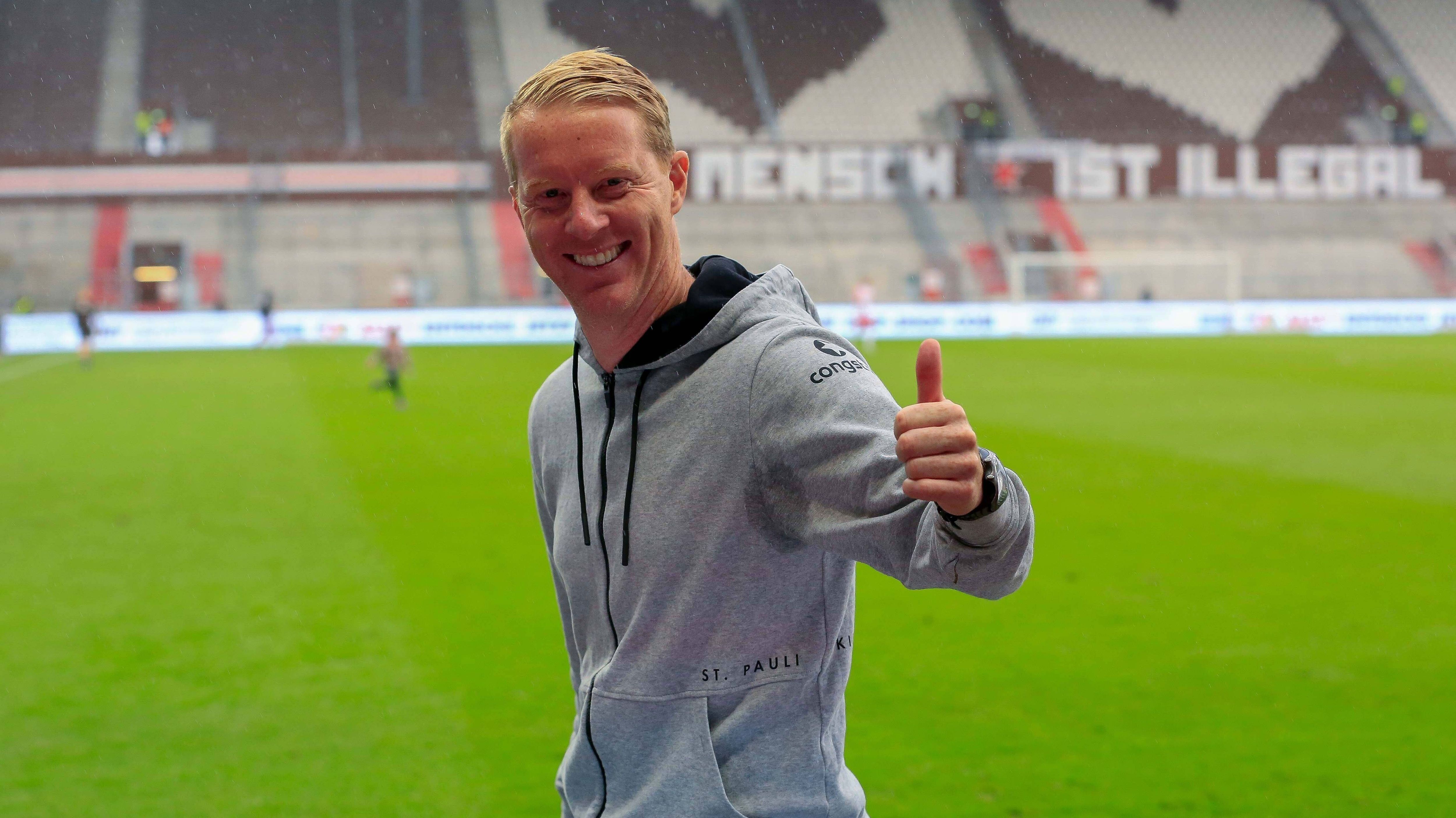 
                <strong>Timo Schultz (FC St. Pauli)</strong><br>
                ''Ich wäre auch gerne mal Nationalspieler gewesen. Ostfriesland war leider nie ein eigenständiger Staat. Von daher gab's da für mich keine Chance.''
              